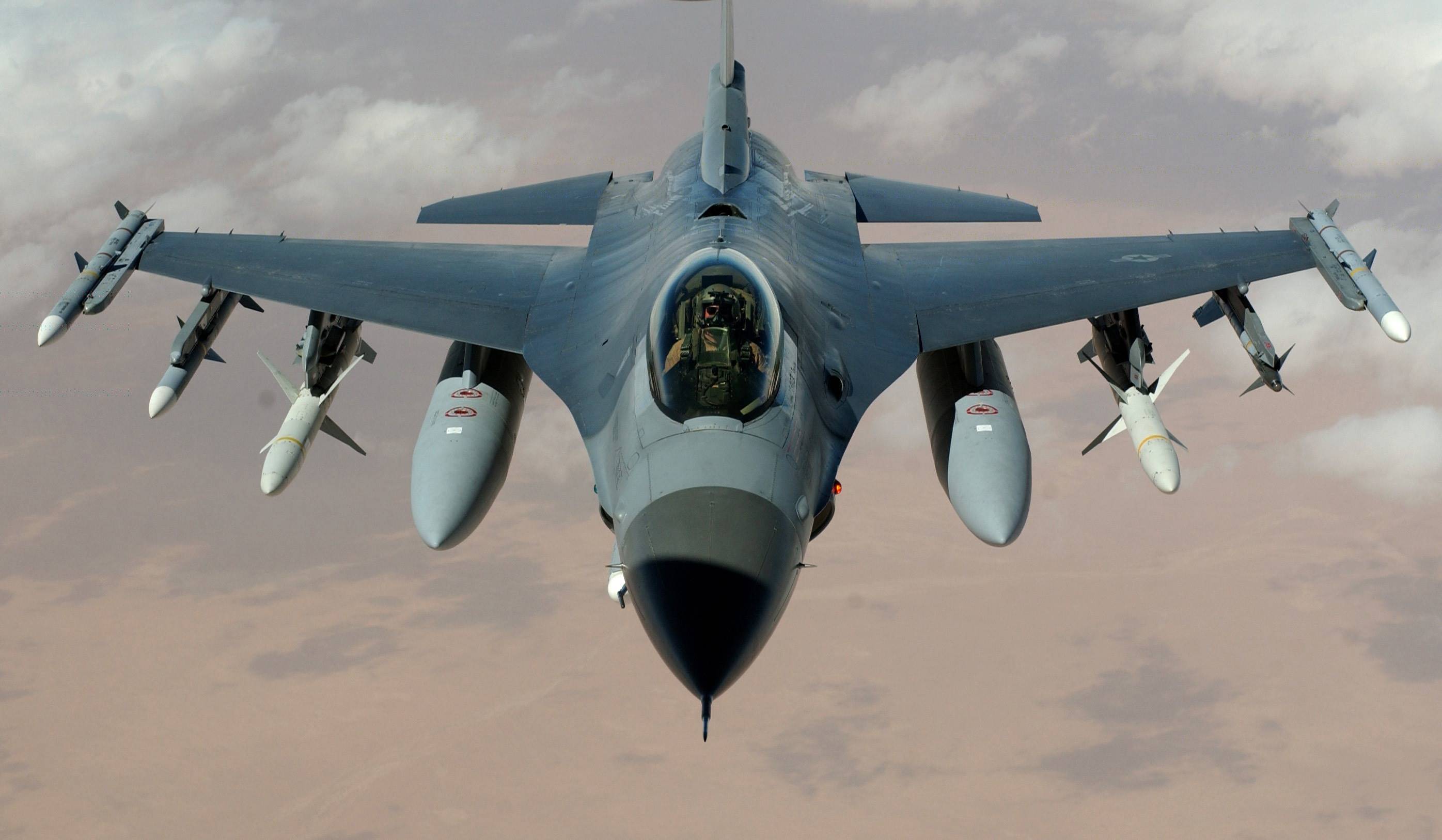 F-16 Fighting Falcon aircraft in flight HD Wallpaper