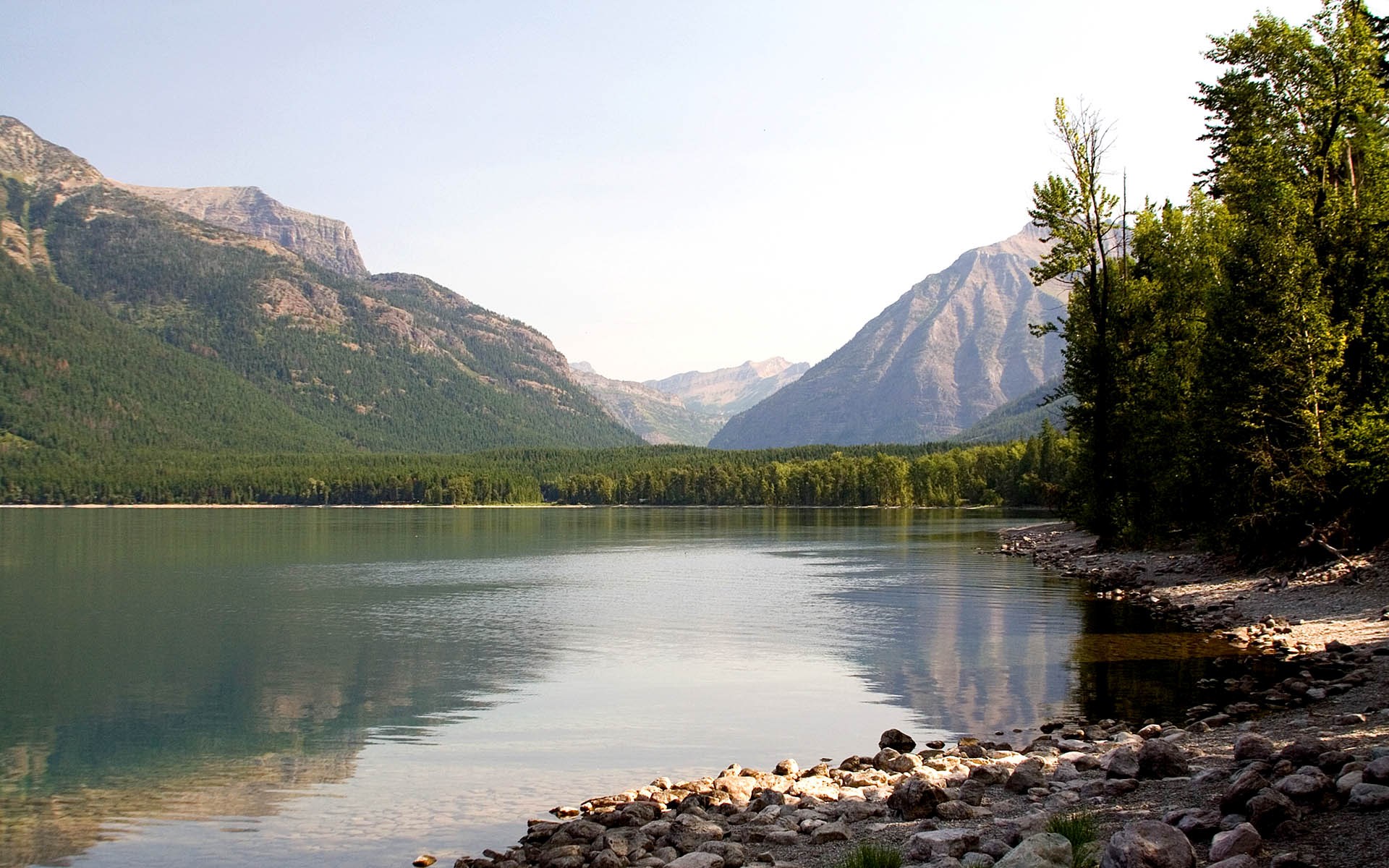 Lake and mountains with trees HD Wallpaper