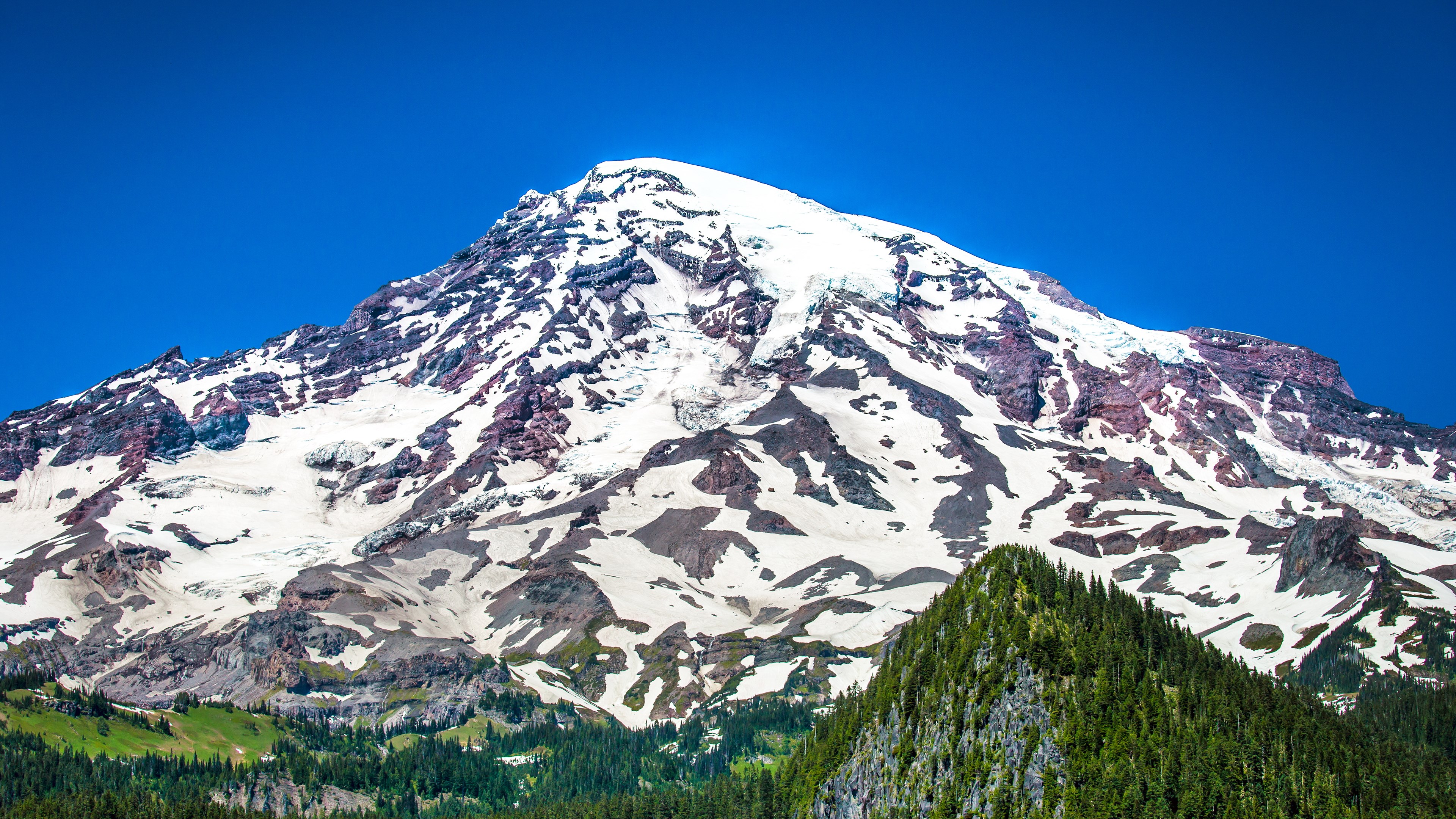 Mount Rainier covered in snow under a clear blue sky HD Wallpaper