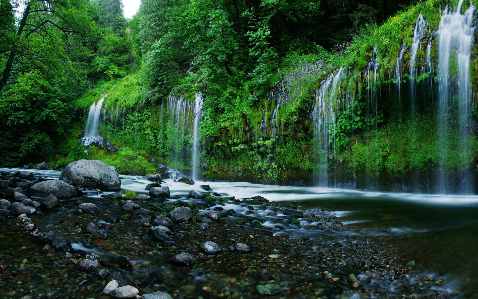 Mossbrae Falls in Northern California HD Wallpaper