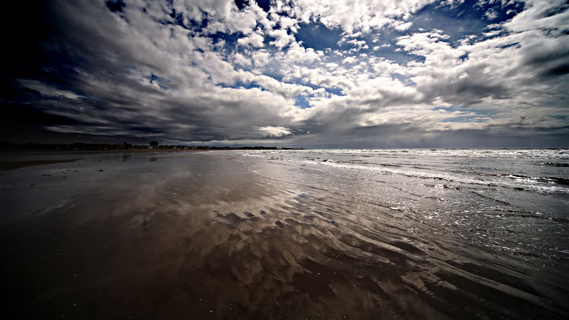 Beach with dramatic clouds and ocean waves HD Wallpaper