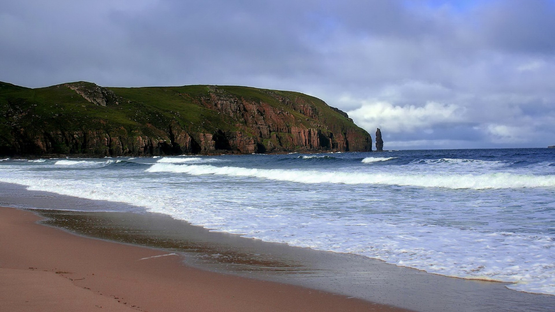 Beach with cliffs and sea stacks HD Wallpaper