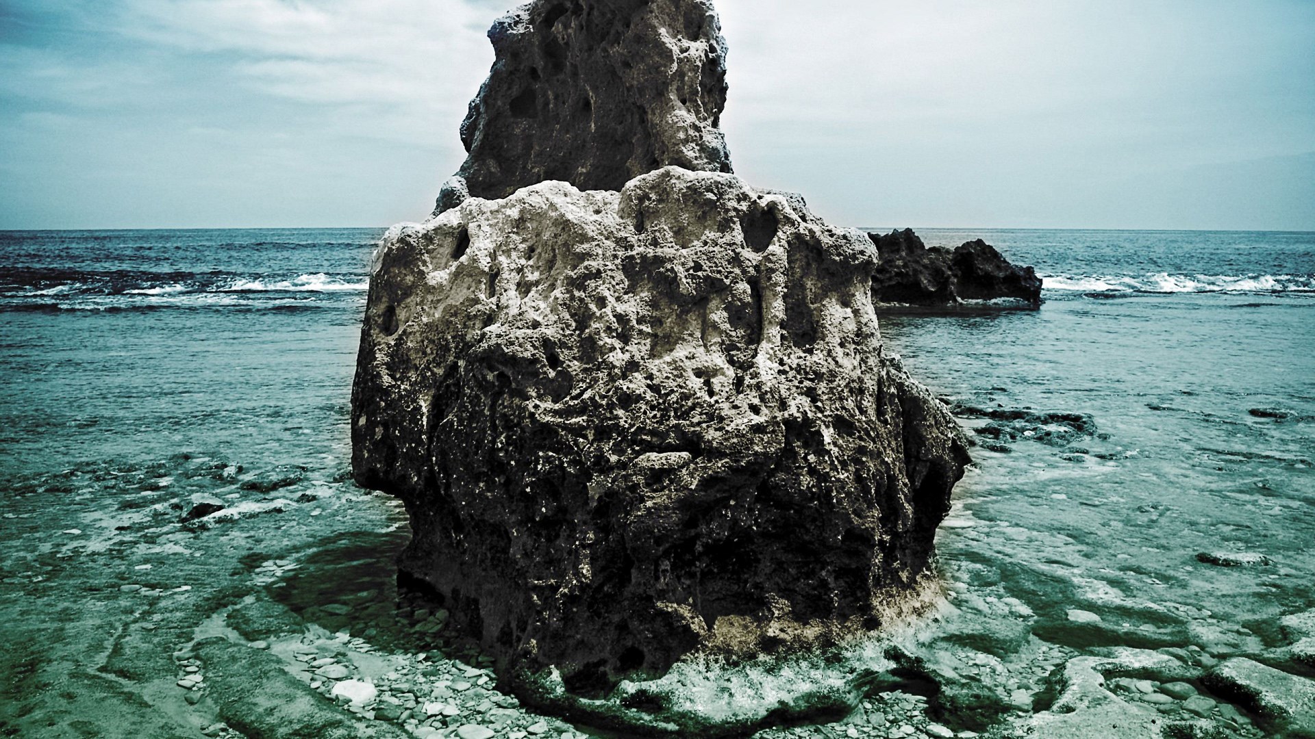 Rocky shore with ocean waves HD Wallpaper
