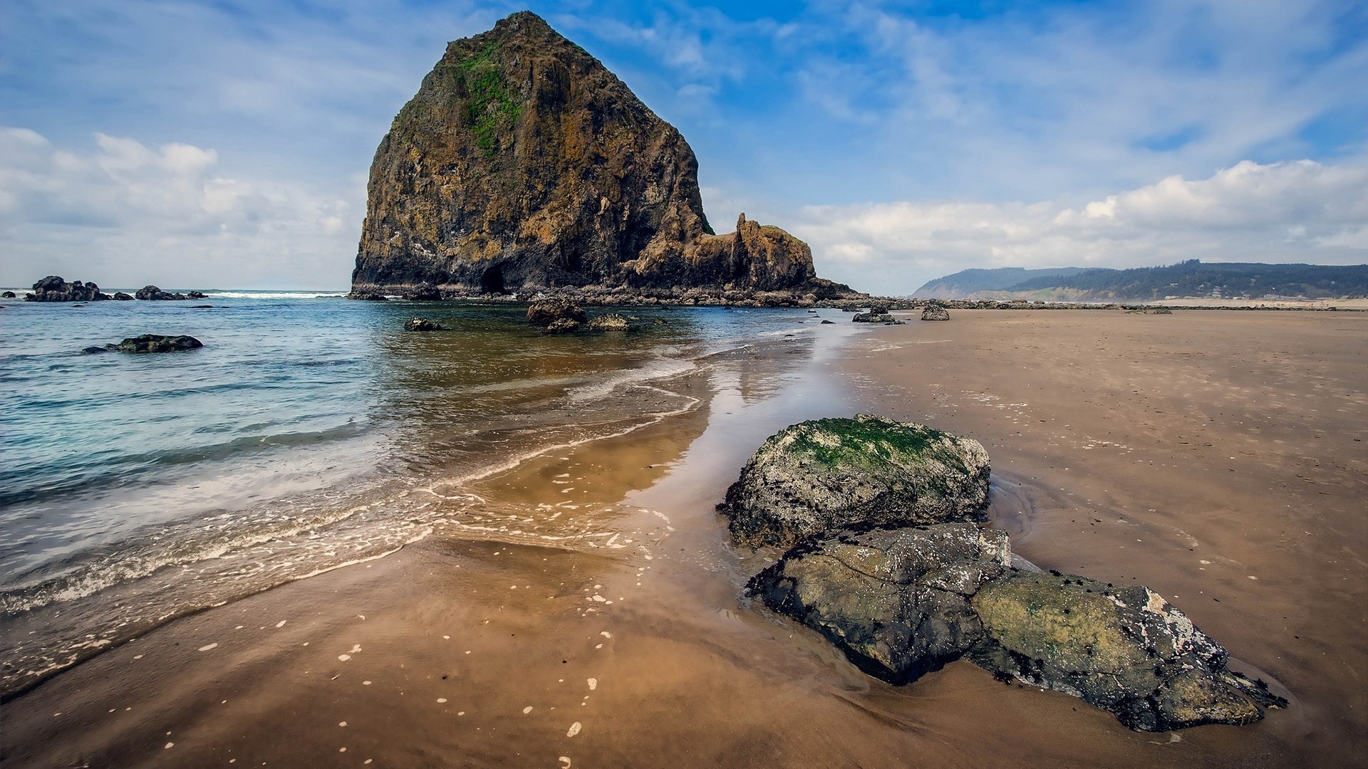 Haystack Rock on Cannon Beach, Oregon HD Wallpaper