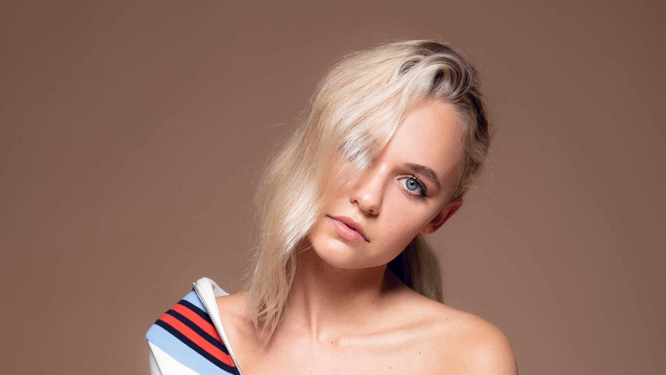 Madison Iseman posing for a portrait HD Wallpaper