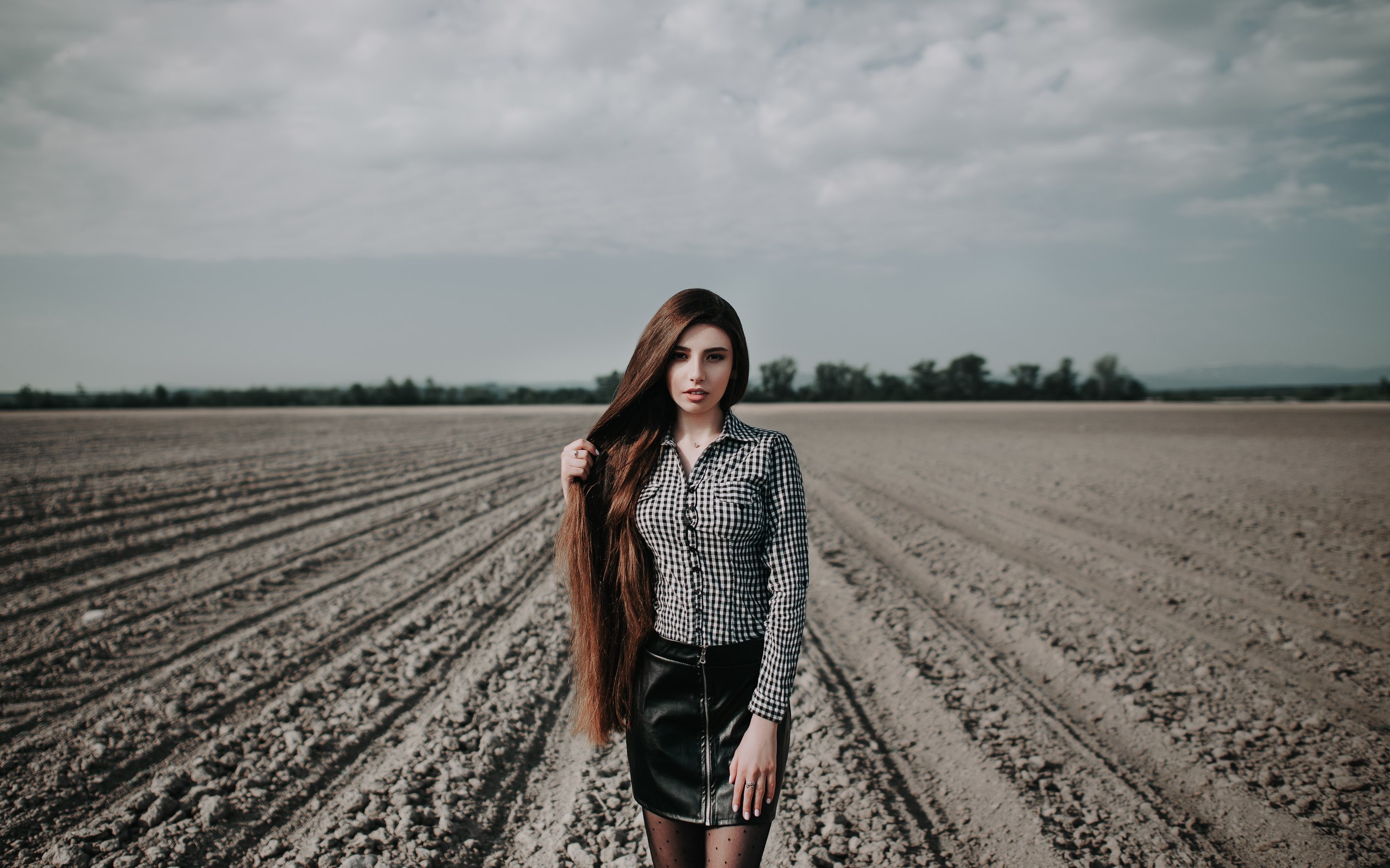 Woman with long hair in a field HD Wallpaper