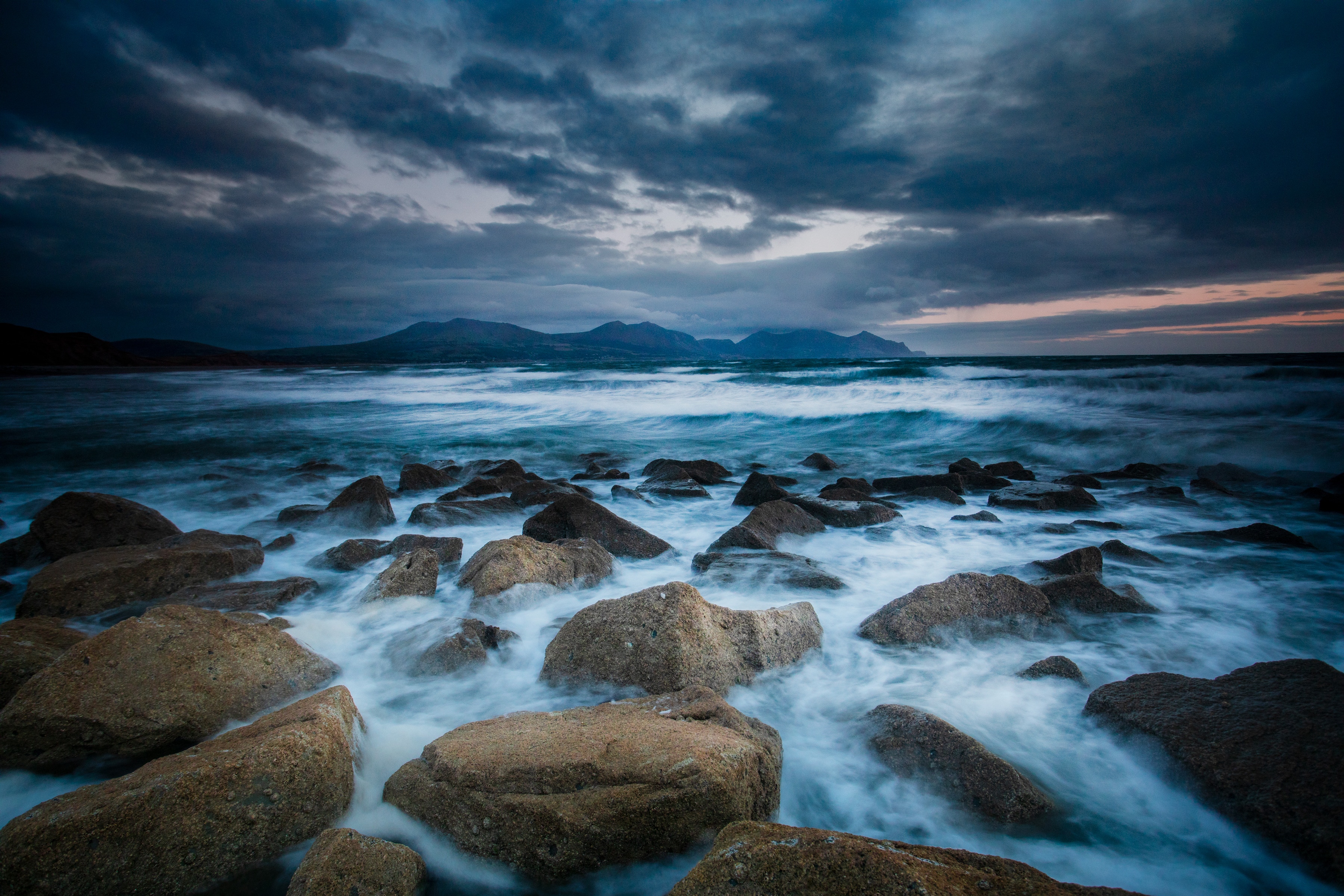 Stormy sea with waves crashing on rocks, 4K HD Wallpaper