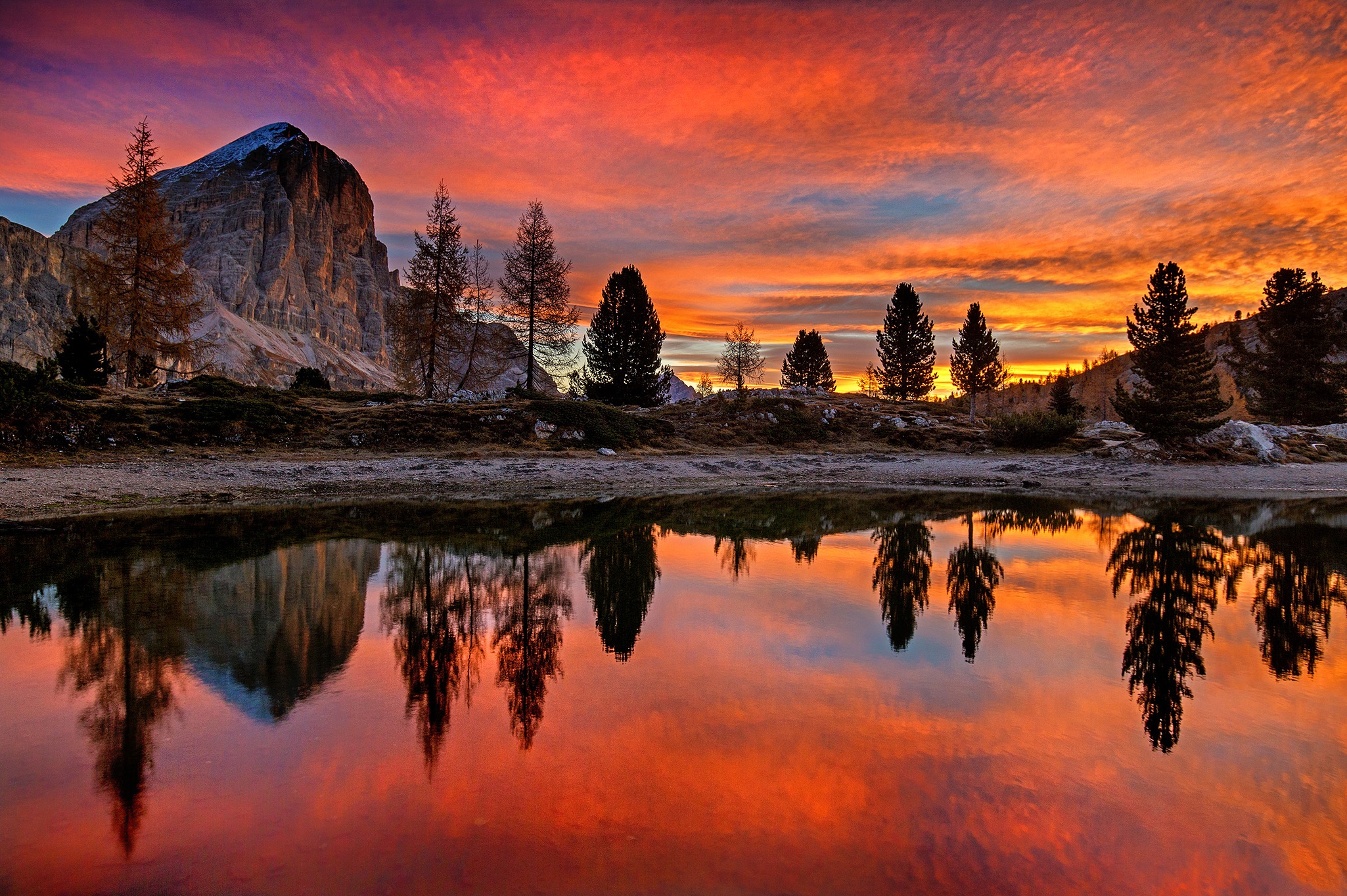 Mountain reflection at sunset in Italy HD Wallpaper