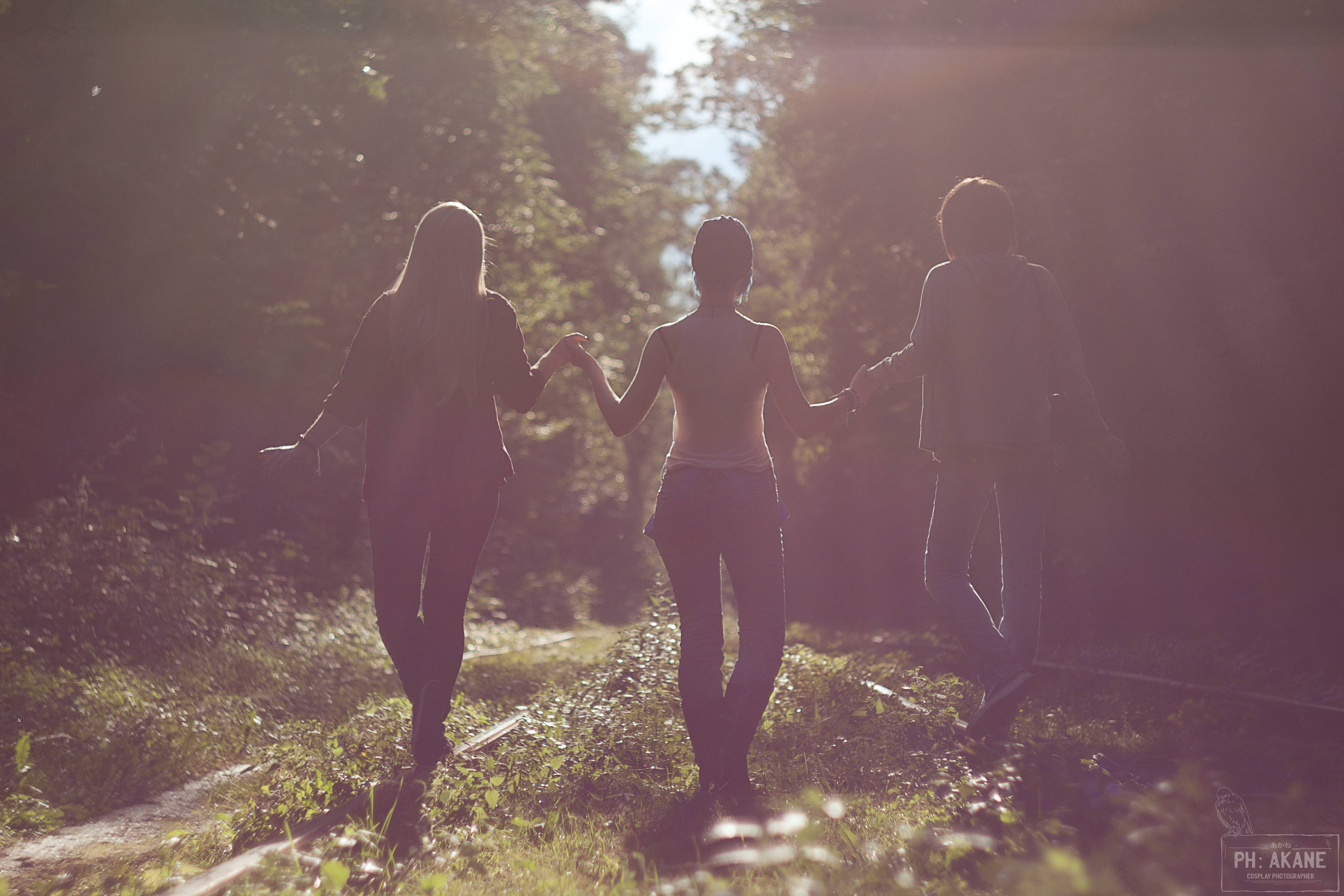 Life is Strange cosplay of three people holding hands HD Wallpaper