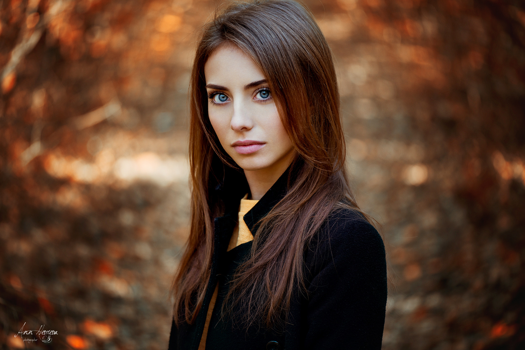 Portrait of a Woman with Blue Eyes in Autumn HD Wallpaper