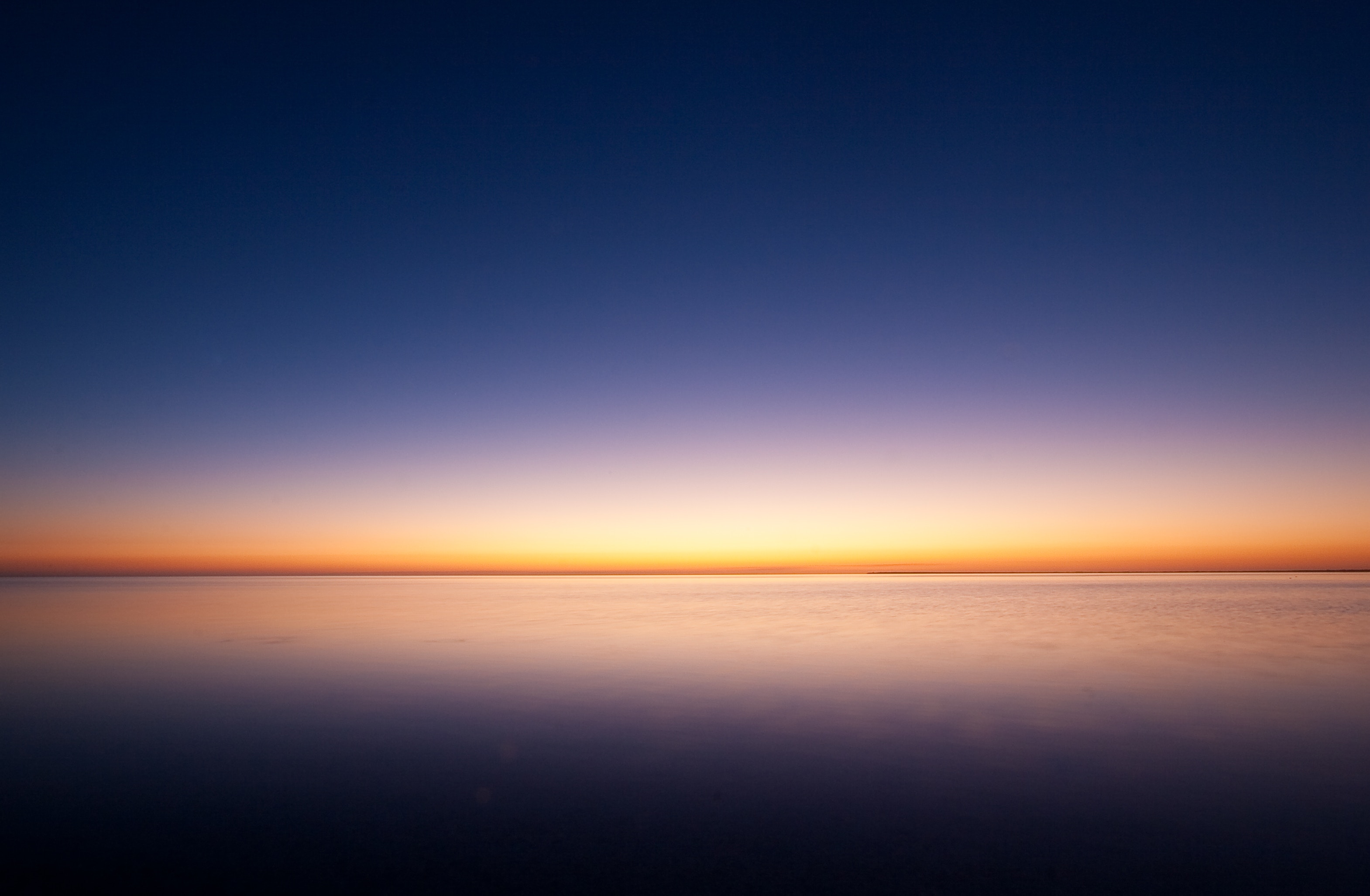 Minimalist sunrise over the ocean HD Wallpaper