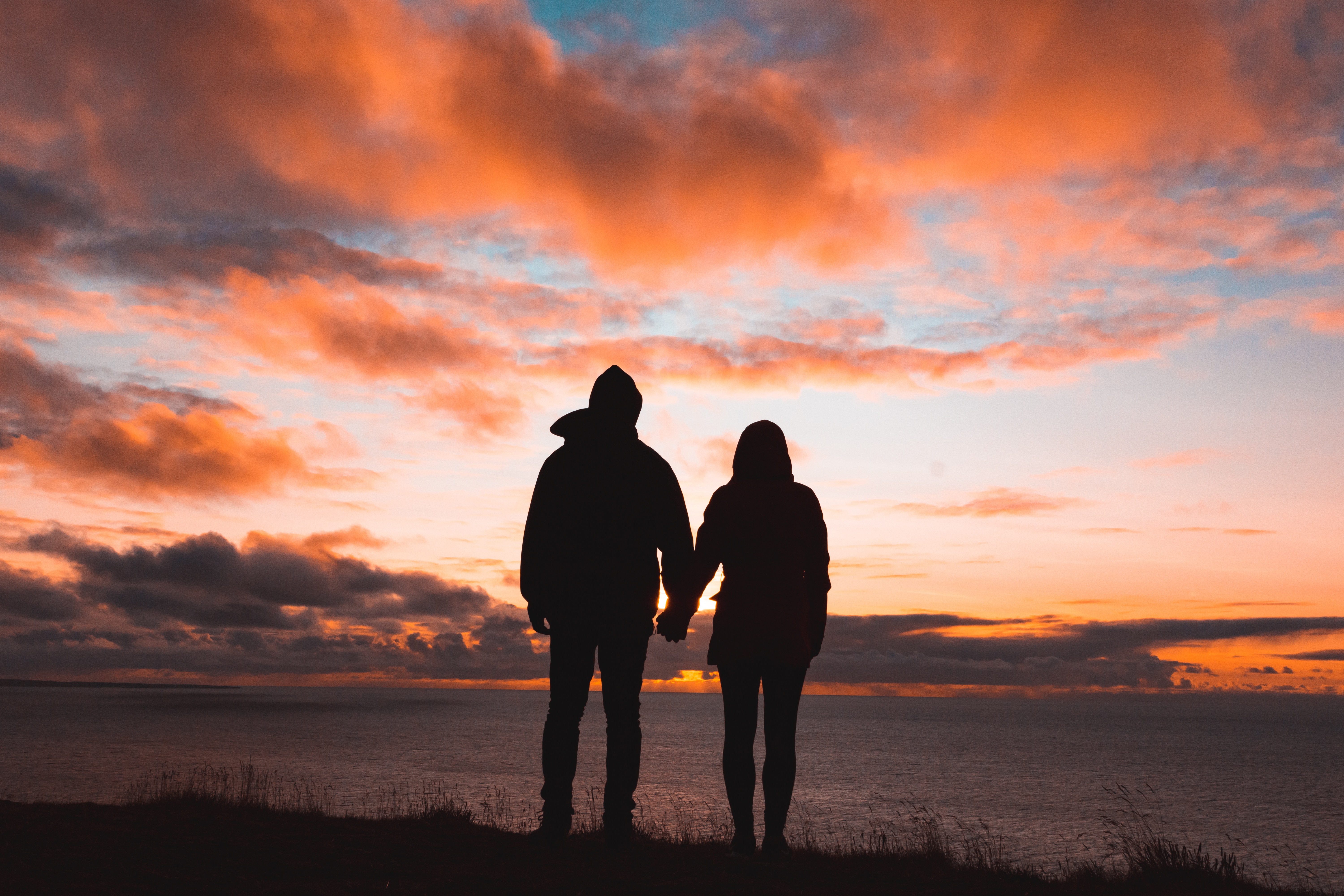 Couple holding hands at sunset HD Wallpaper