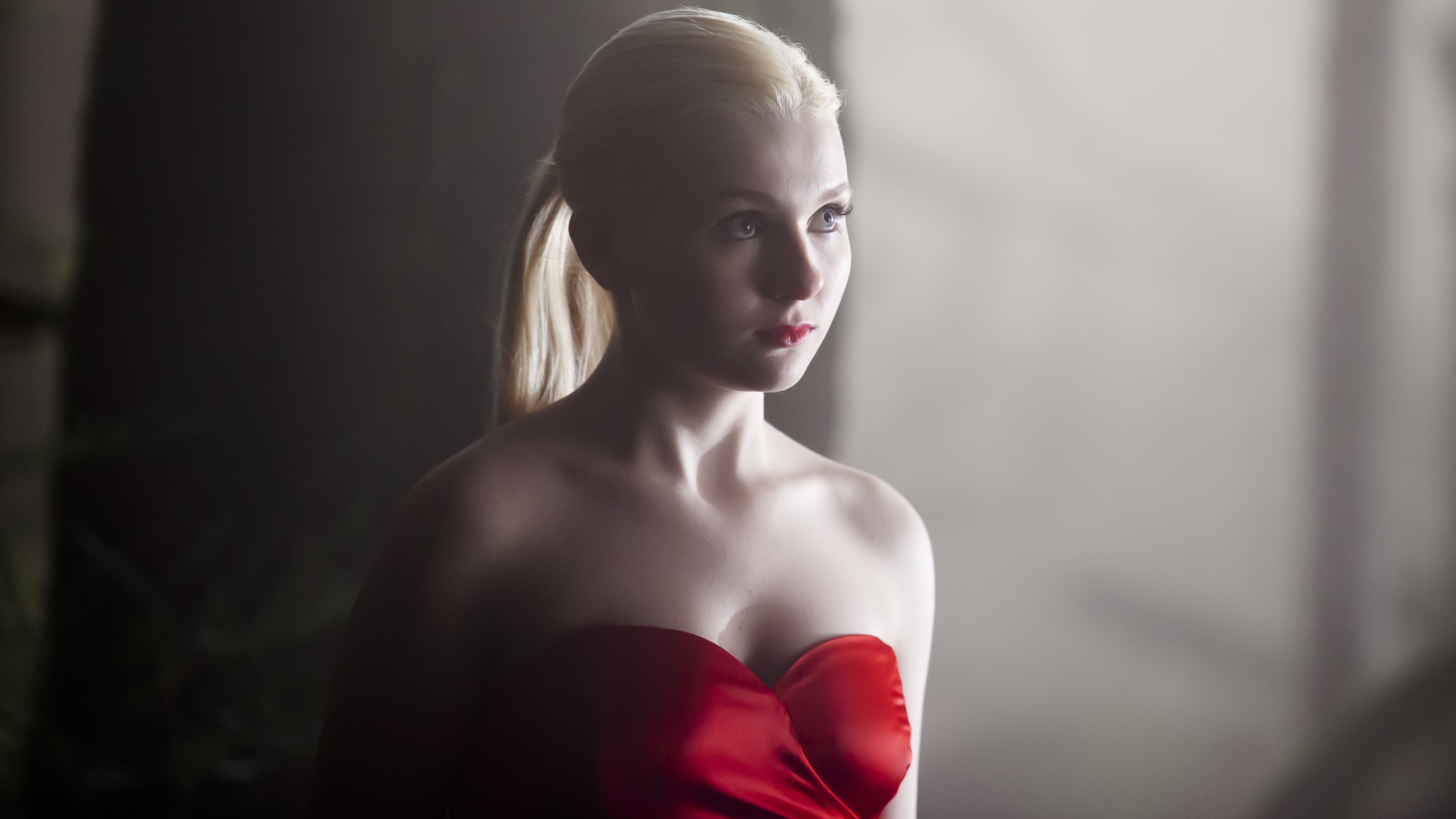 Abigail Breslin in a red dress HD Wallpaper