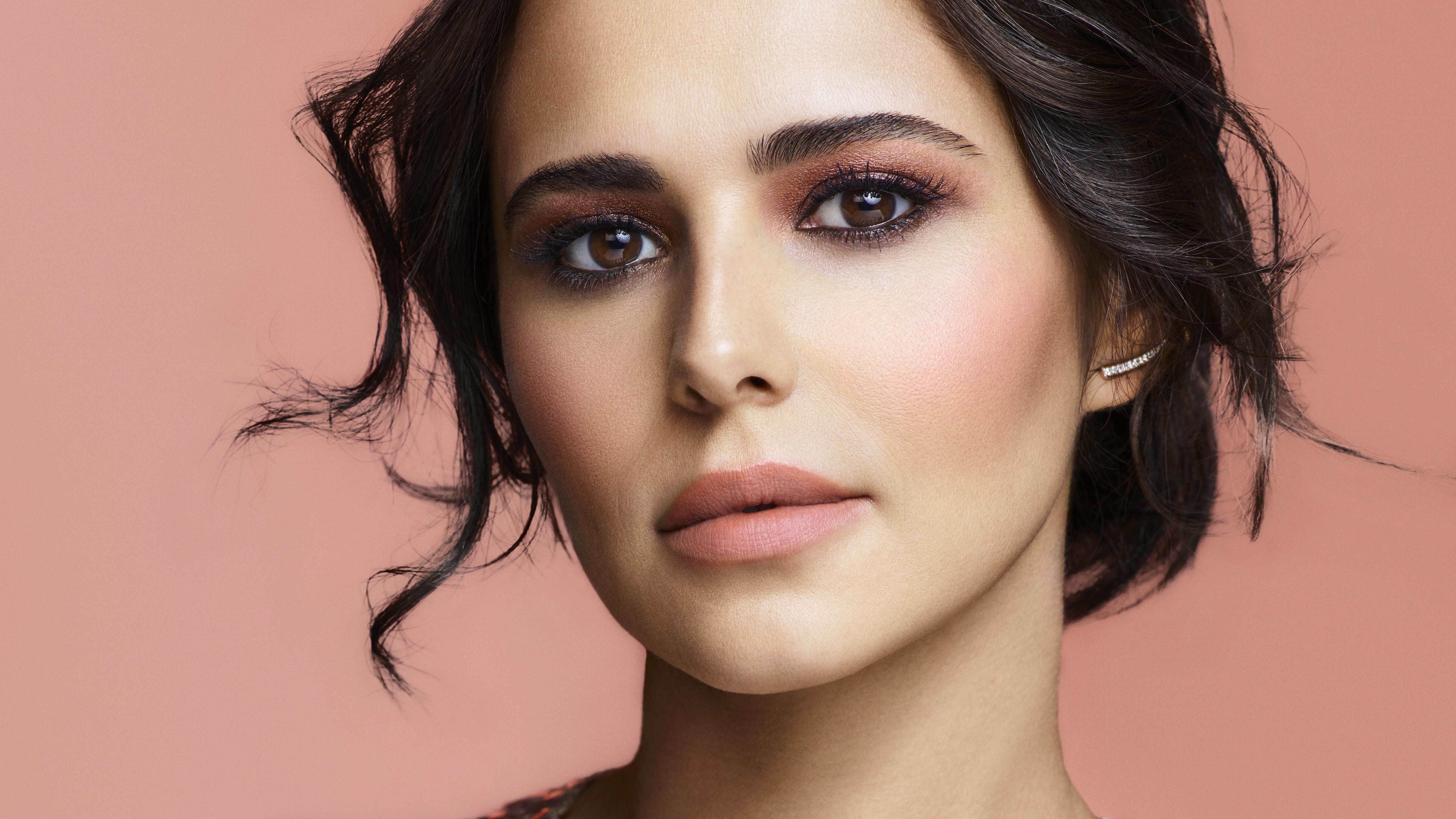 Naomi Scott with makeup and earring HD Wallpaper