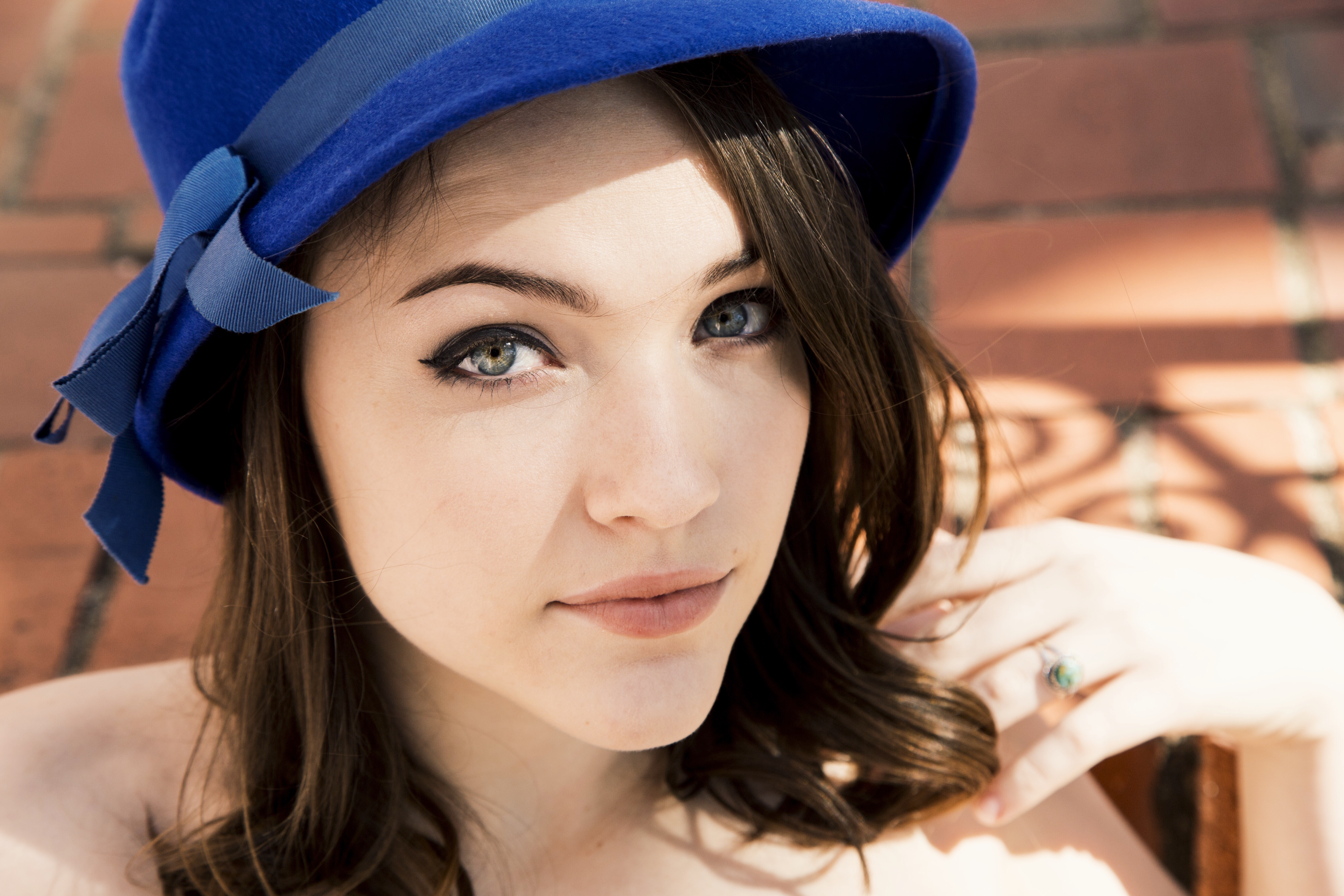 Violett Beane wearing a blue hat HD Wallpaper