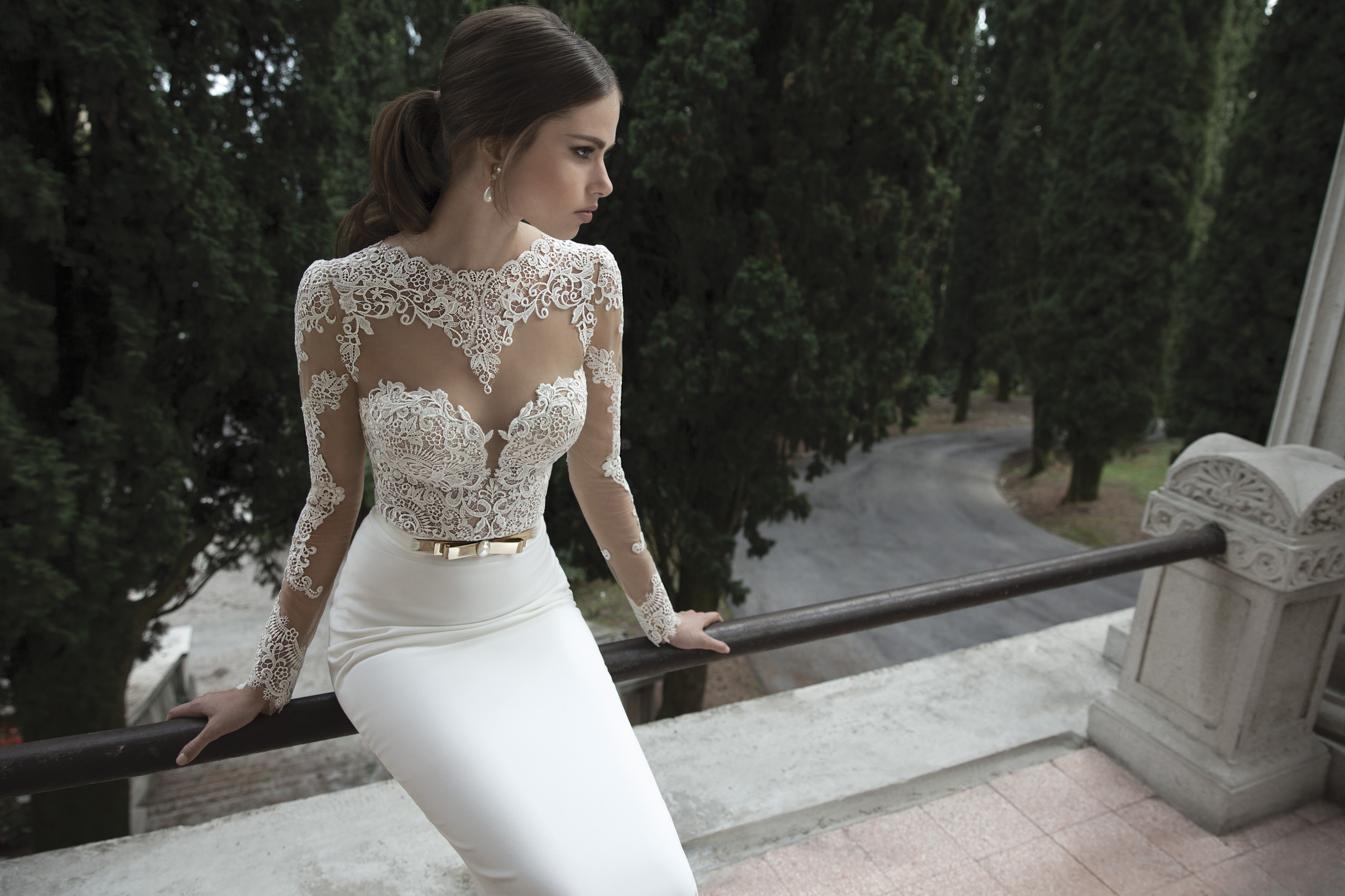 Woman in white lace dress with gold belt HD Wallpaper