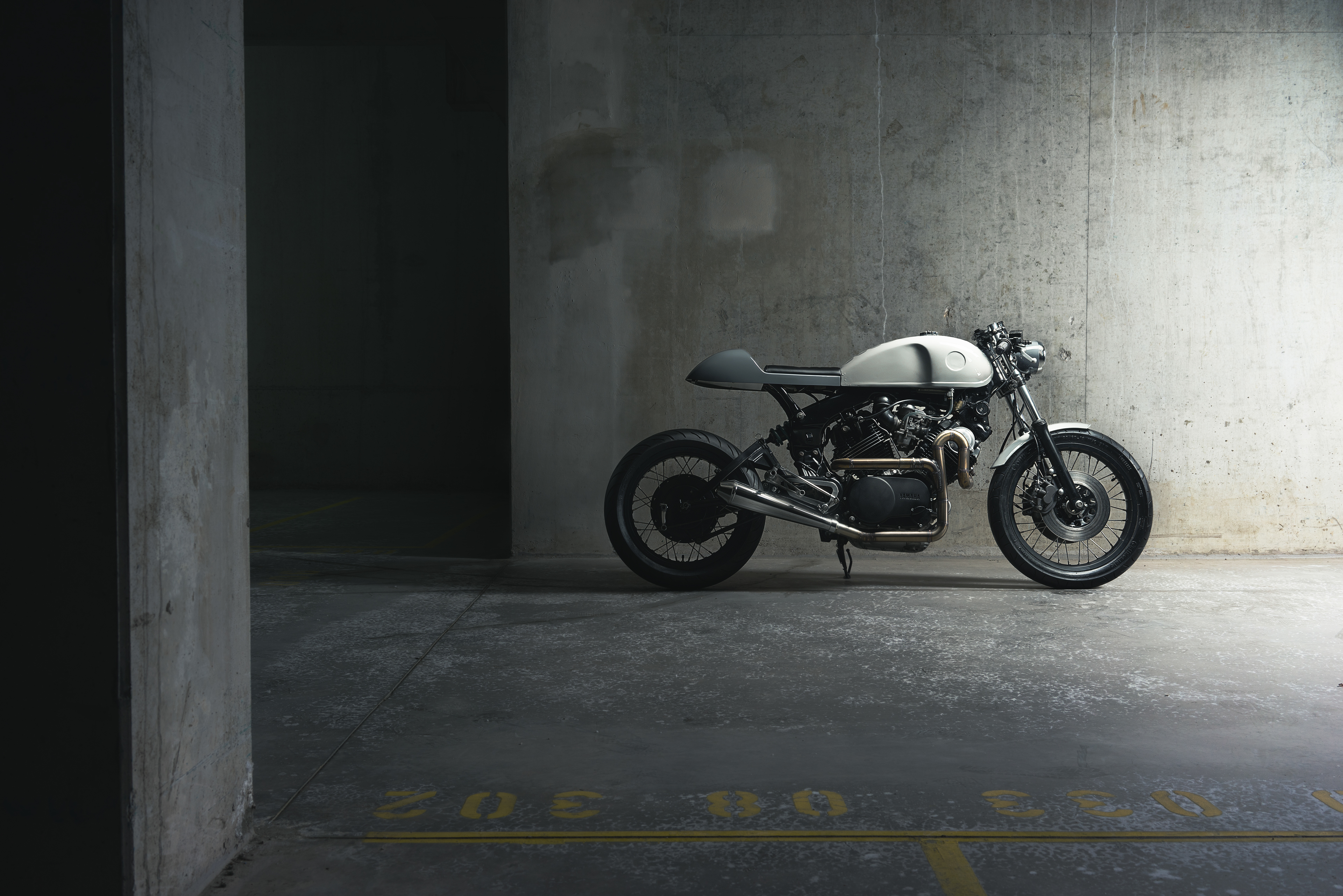 Yamaha XV 750 cafe racer motorcycle in a parking garage HD Wallpaper