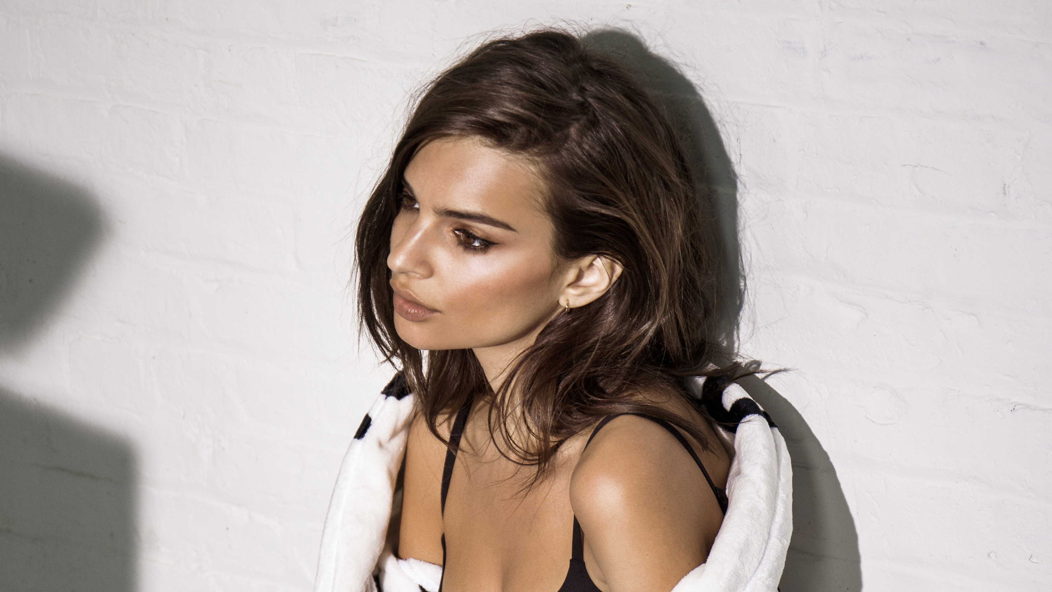 Emily Ratajkowski in black lingerie HD Wallpaper