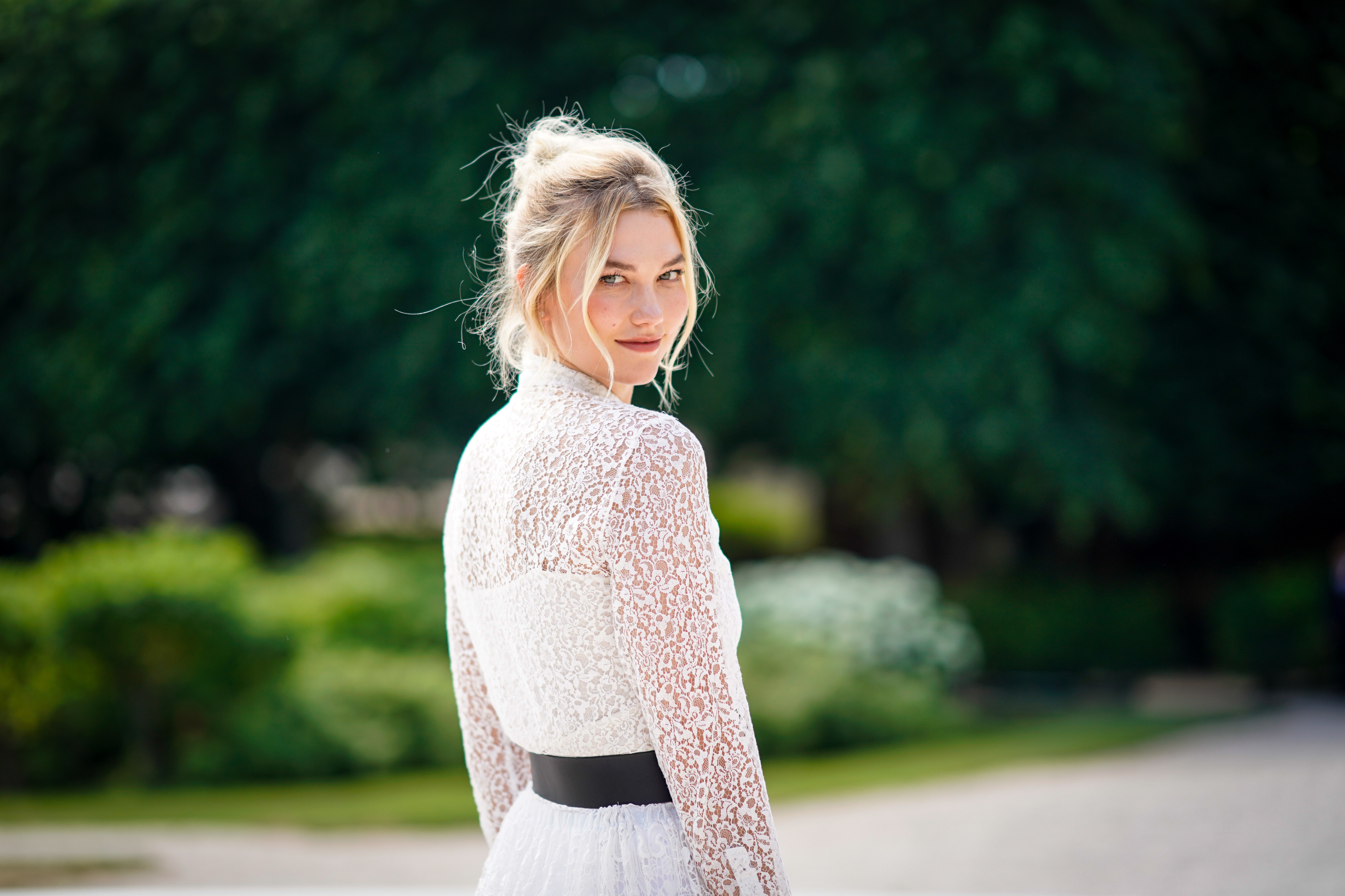 Karlie Kloss in a white lace dress with black belt HD Wallpaper