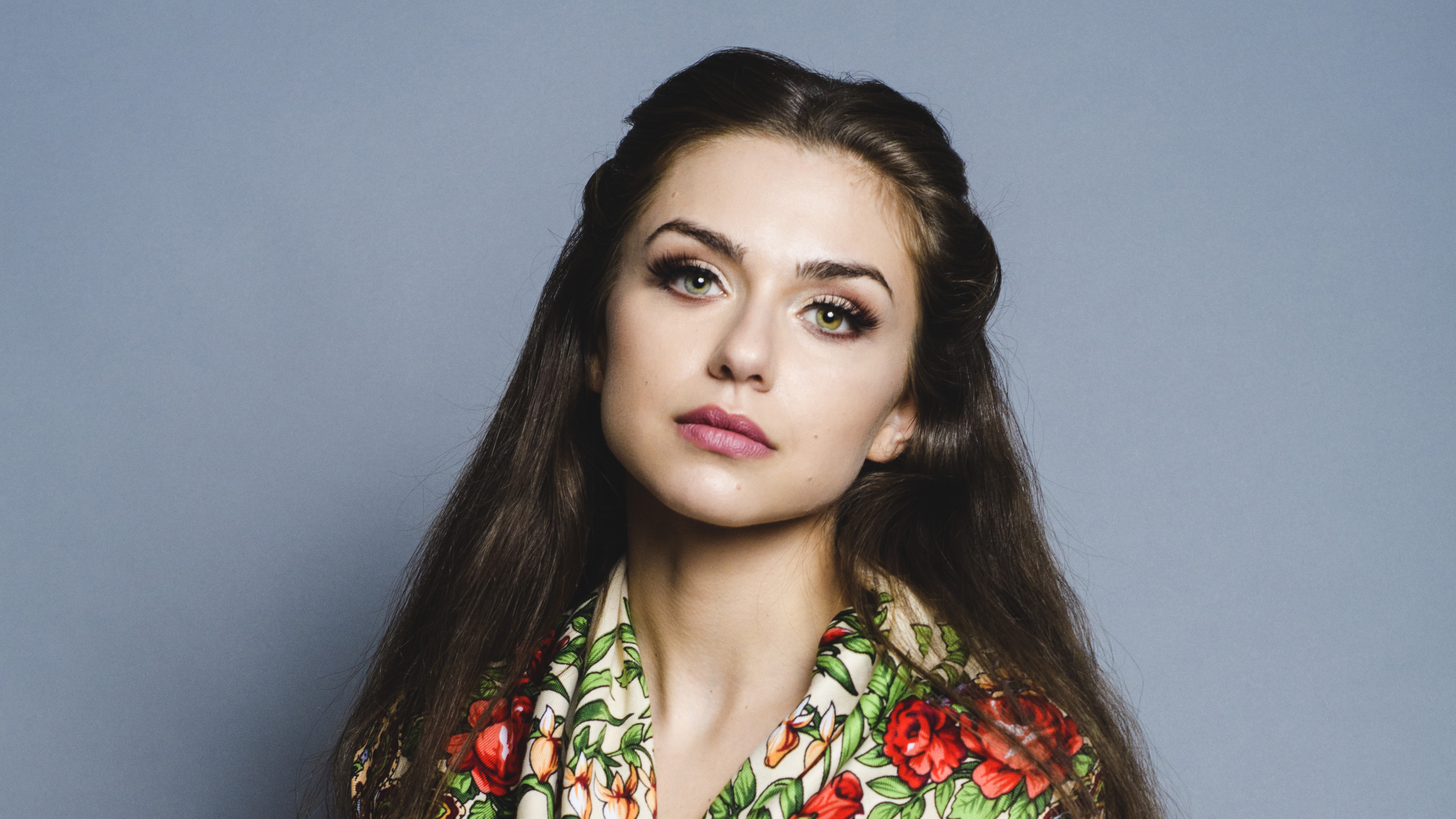 Victoria Konefal with floral pattern shirt HD Wallpaper