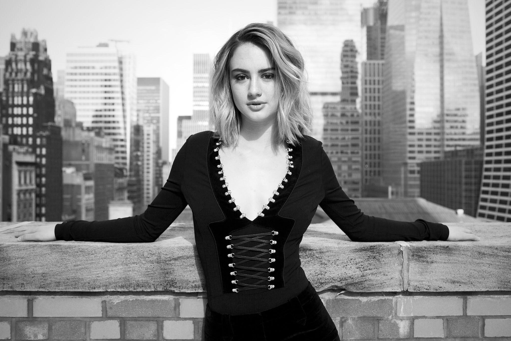 Grace Van Patten on a rooftop in New York City HD Wallpaper