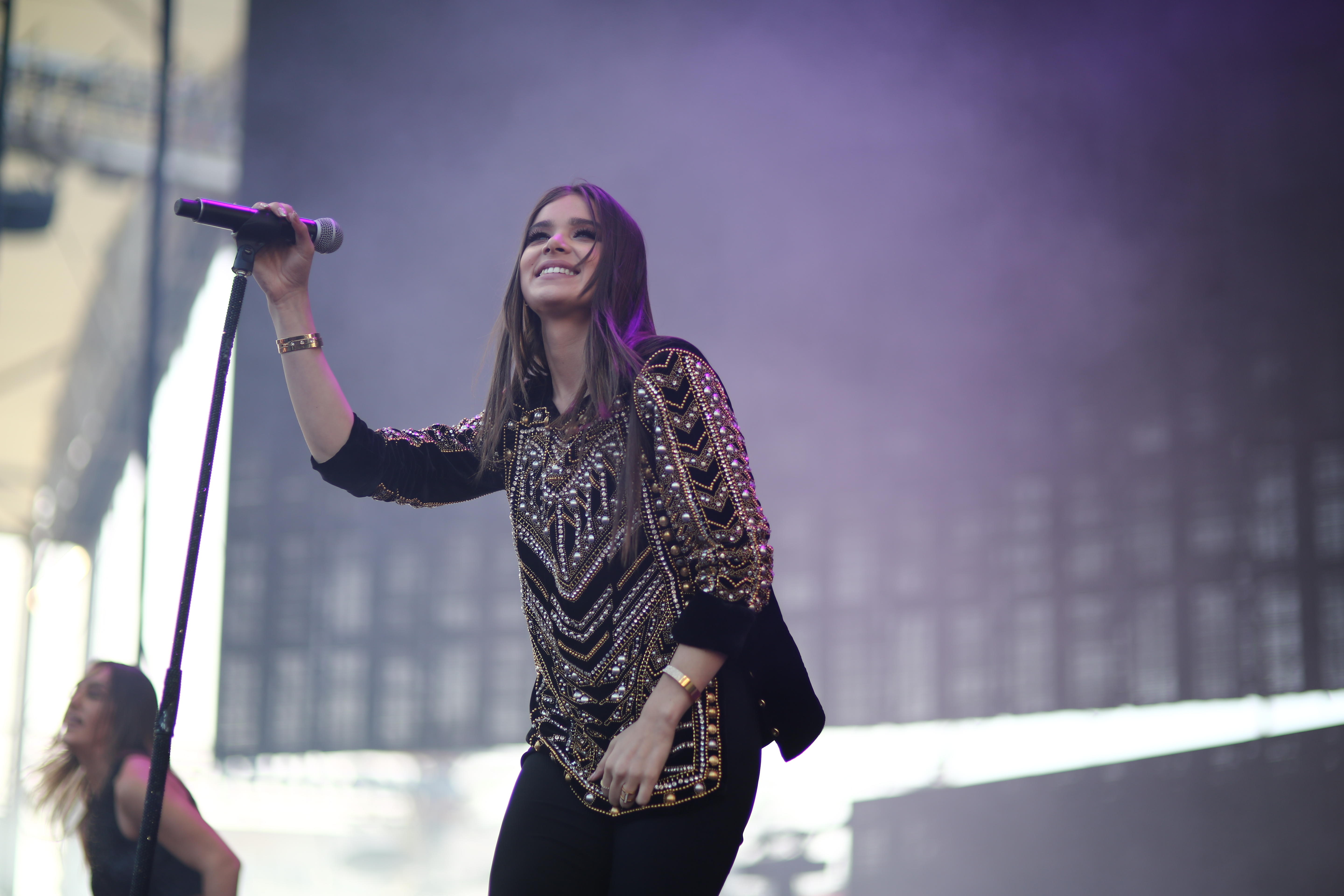 Hailee Steinfeld performs on stage HD Wallpaper