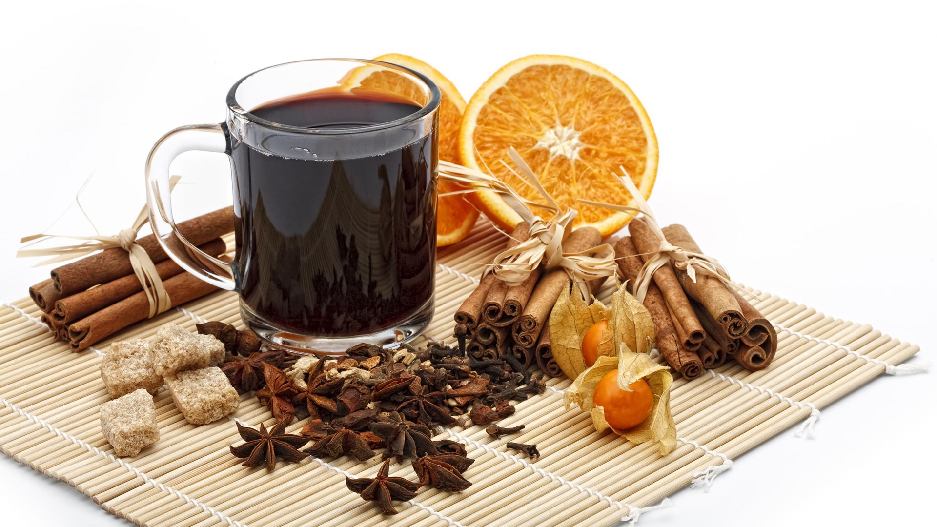 Mulled wine with spices and oranges HD Wallpaper