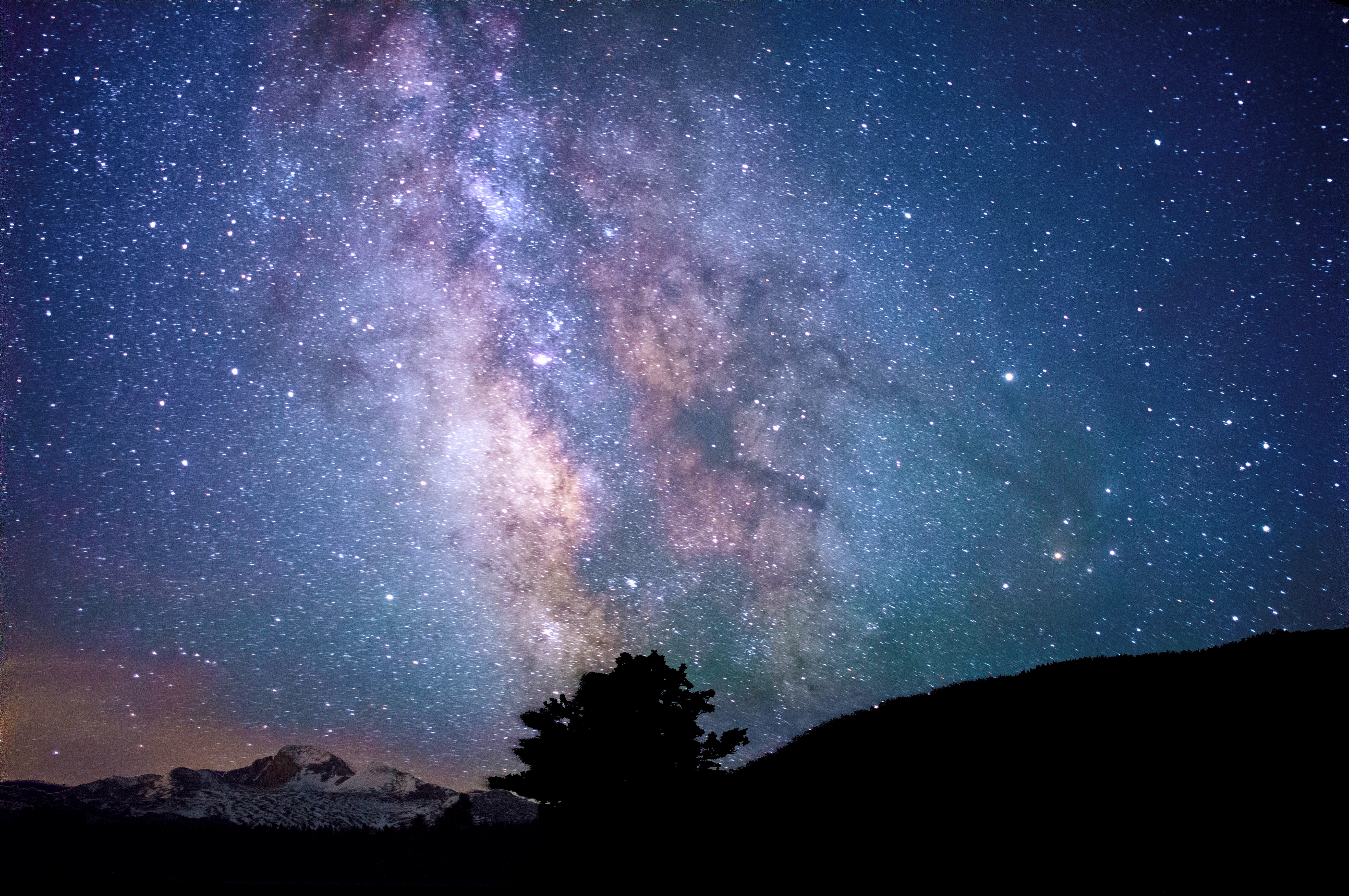 Milky Way over mountains and trees HD Wallpaper