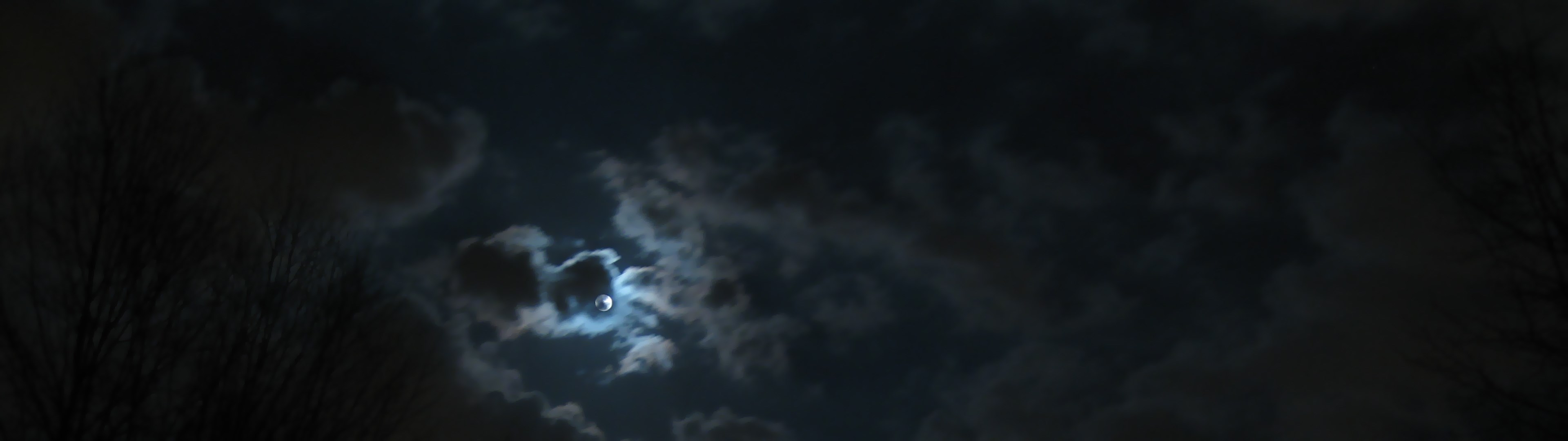 Moon and clouds in the night sky HD Wallpaper