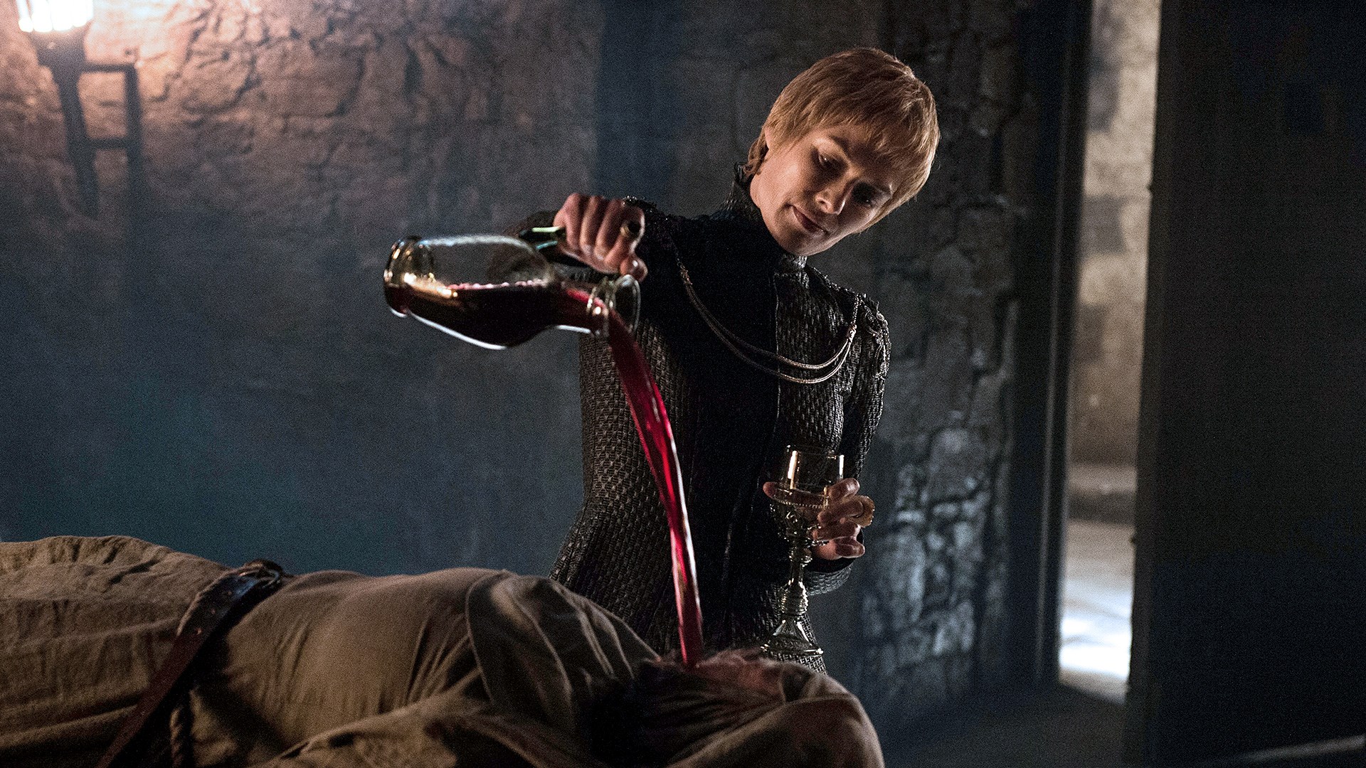 Cersei Lannister from Game of Thrones pouring wine HD Wallpaper