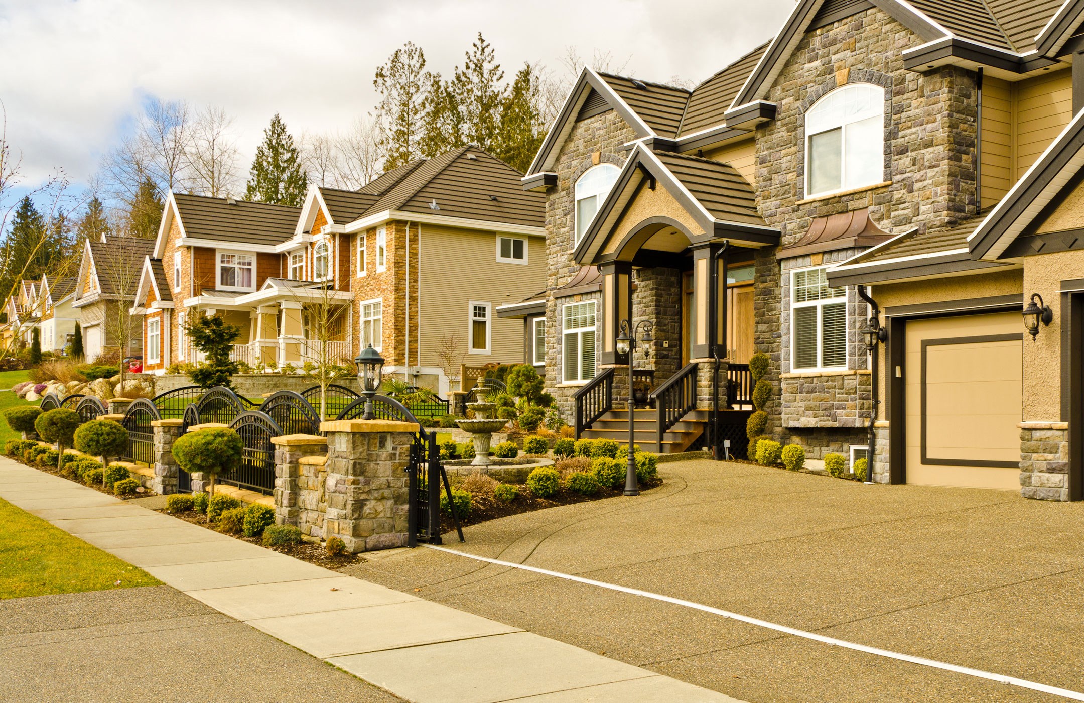 Luxury houses on a suburban street HD Wallpaper