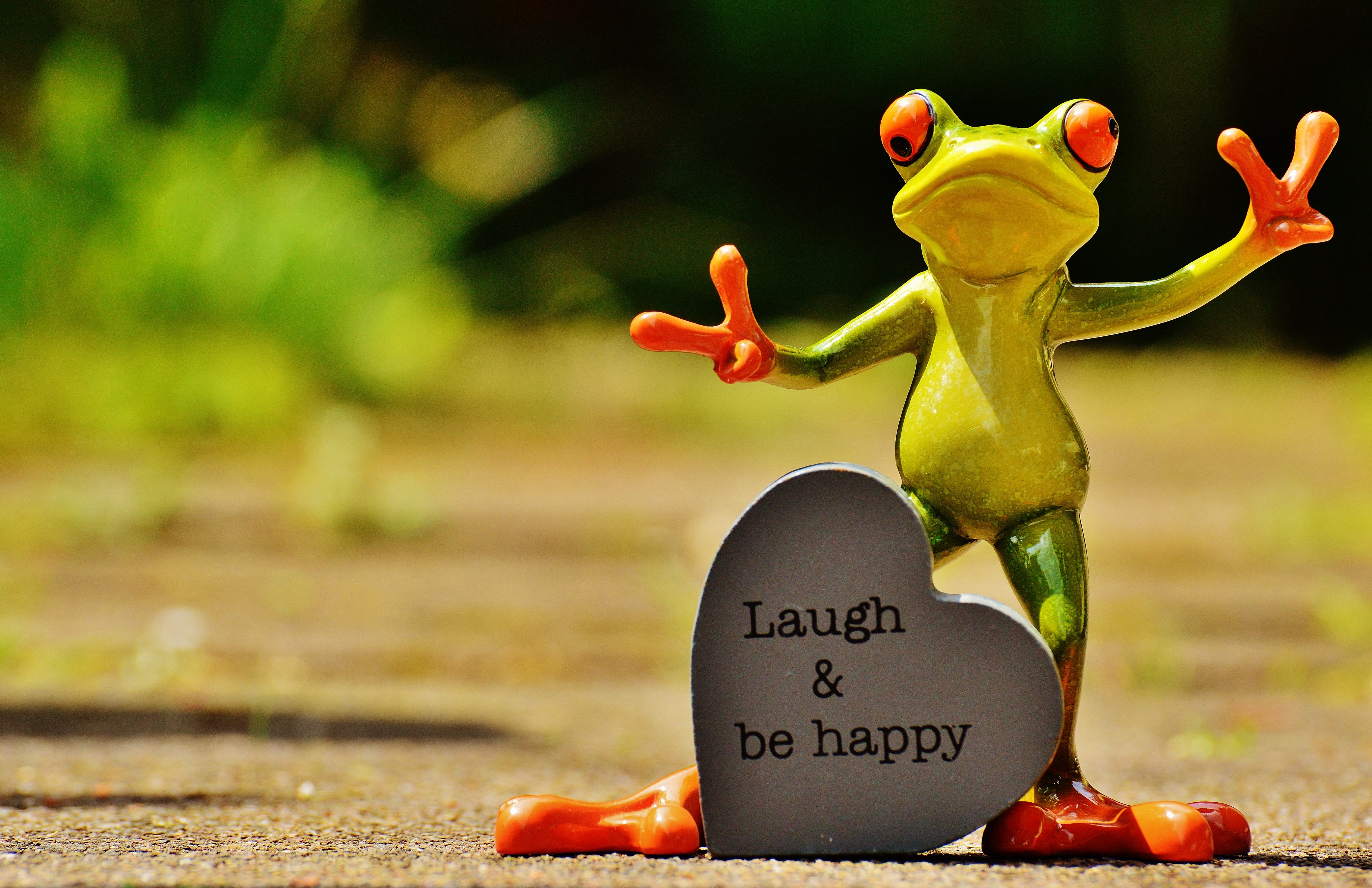 Frog figurine holding a heart with text HD Wallpaper