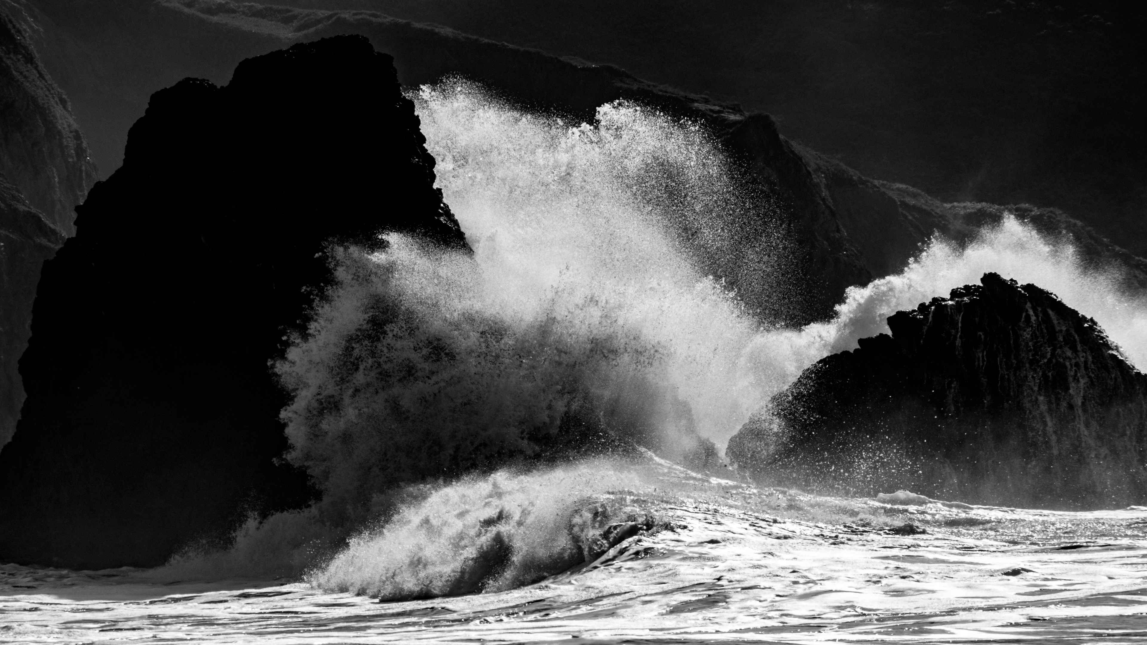 4K crashing waves on rocks HD Wallpaper