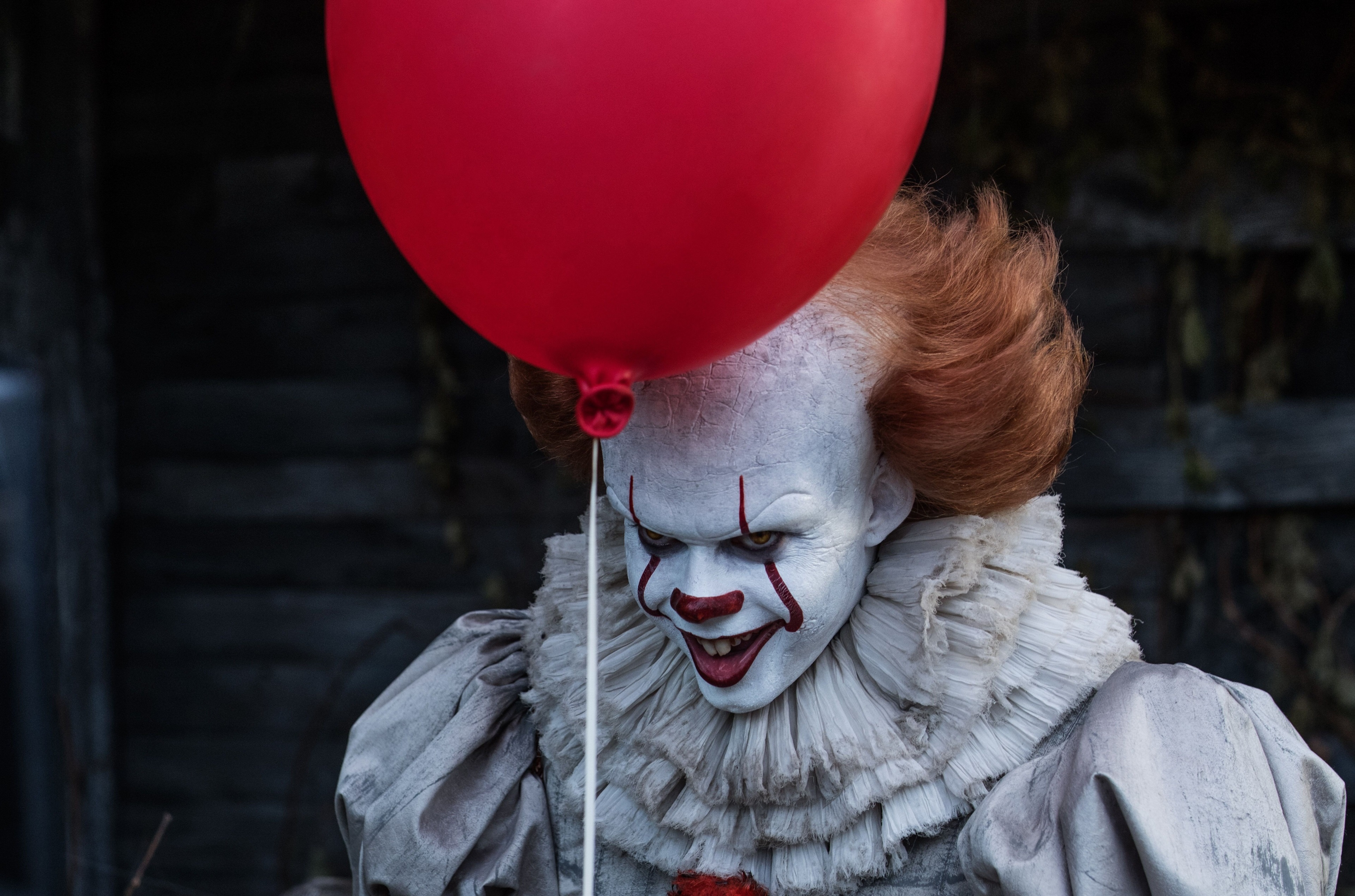 4K Scary Clown Holding Red Balloon HD Wallpaper