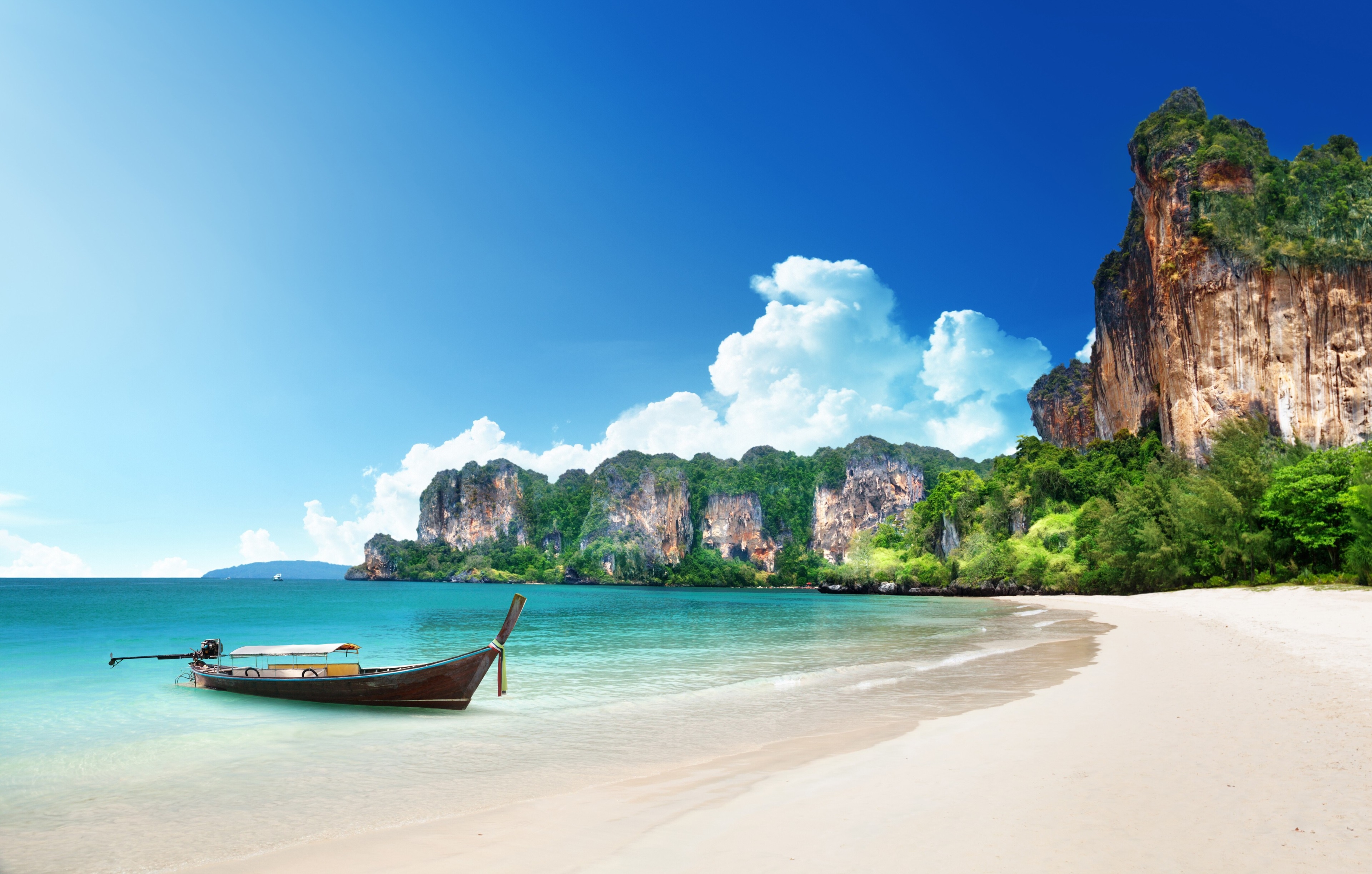 Longtail boat on a tropical beach in Thailand HD Wallpaper