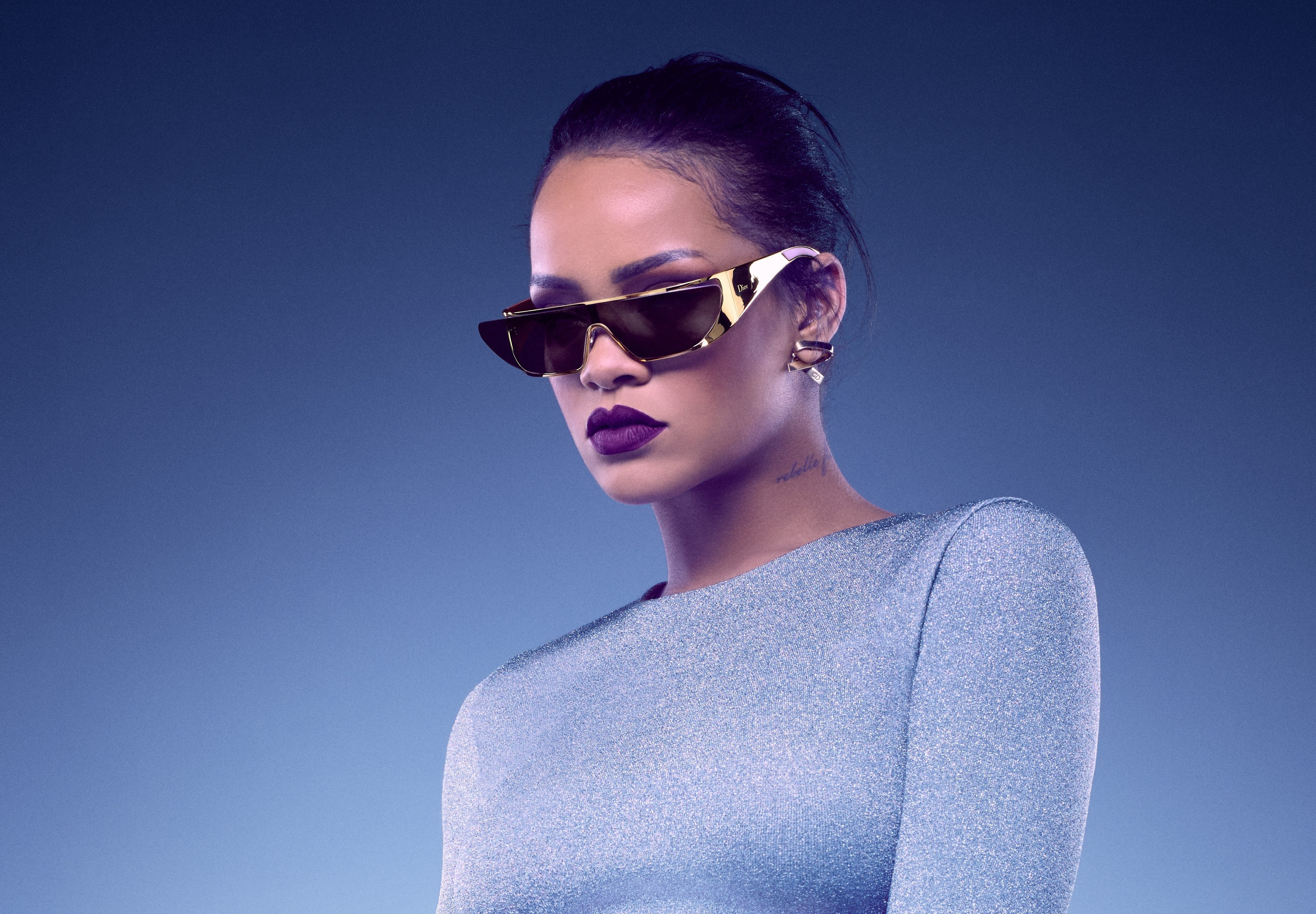 Rihanna wearing sunglasses and a silver top HD Wallpaper