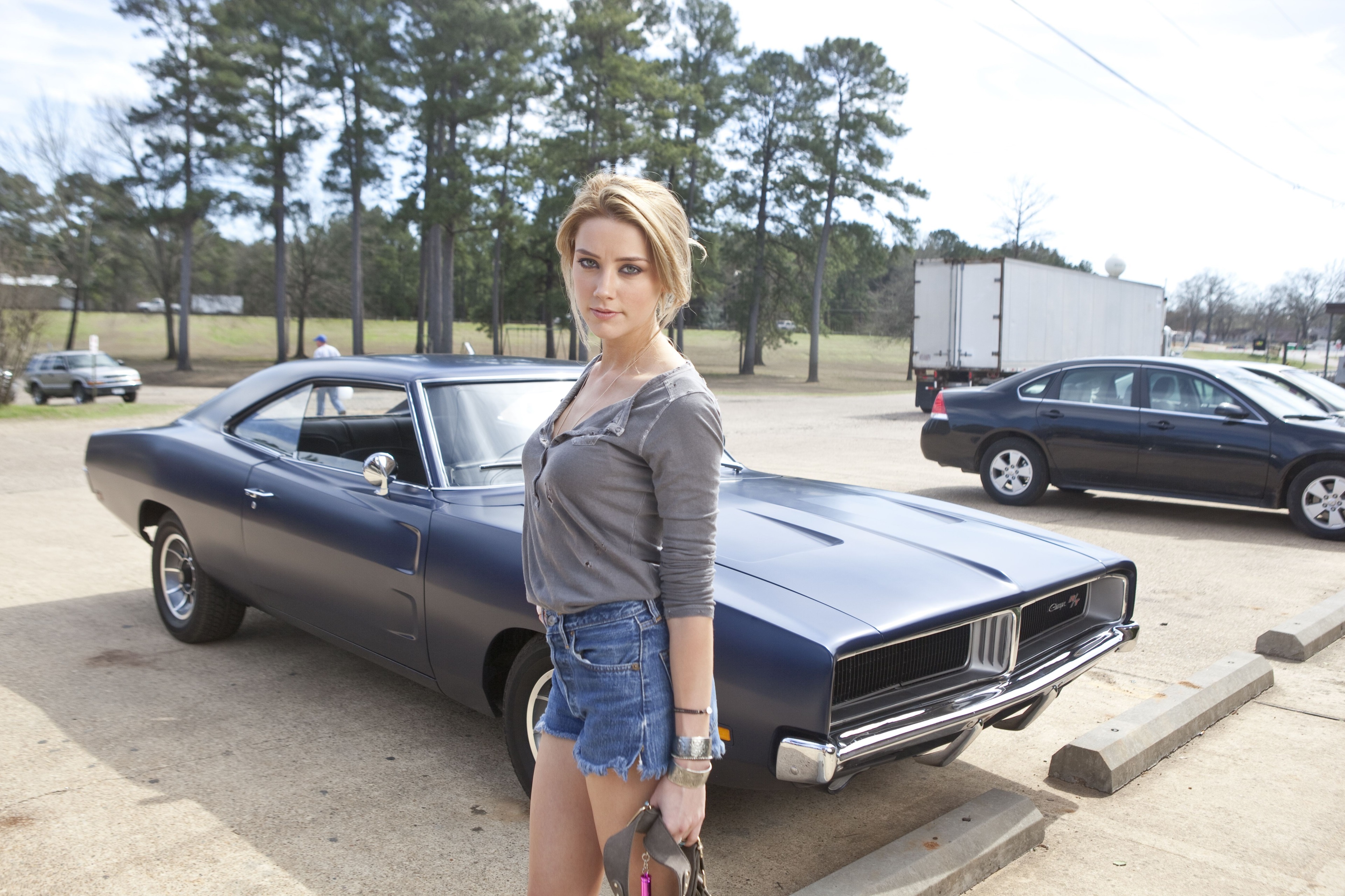 Amber Heard in a vintage car HD Wallpaper