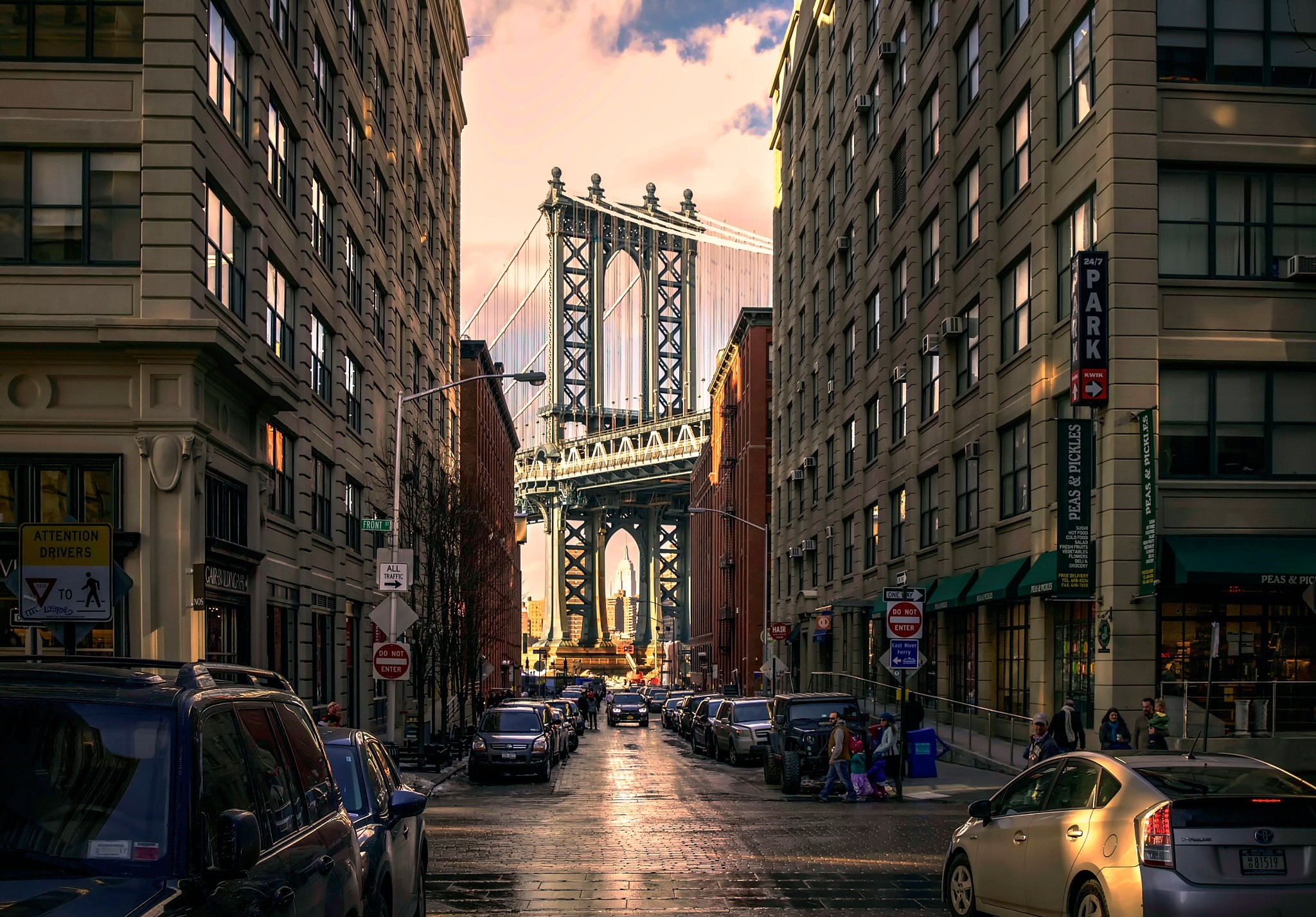 Manhattan Bridge view from DUMBO, New York City street HD Wallpaper