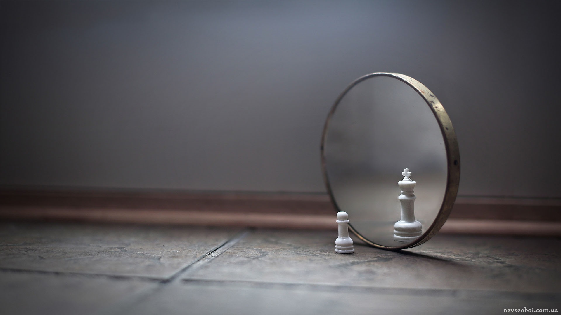 Chess pawn reflecting as a king in a mirror HD Wallpaper