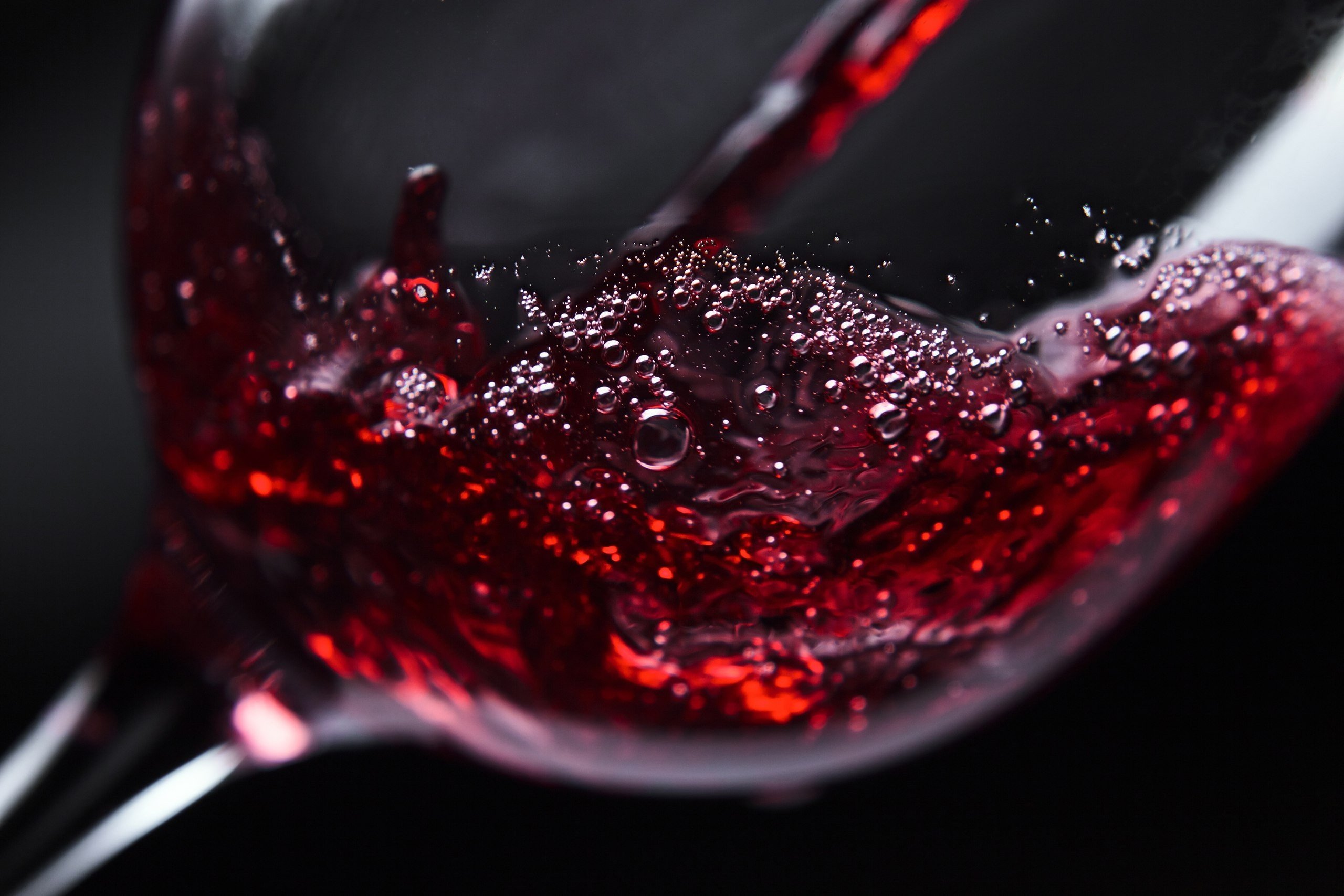 Red wine being poured into a glass with bubbles HD Wallpaper