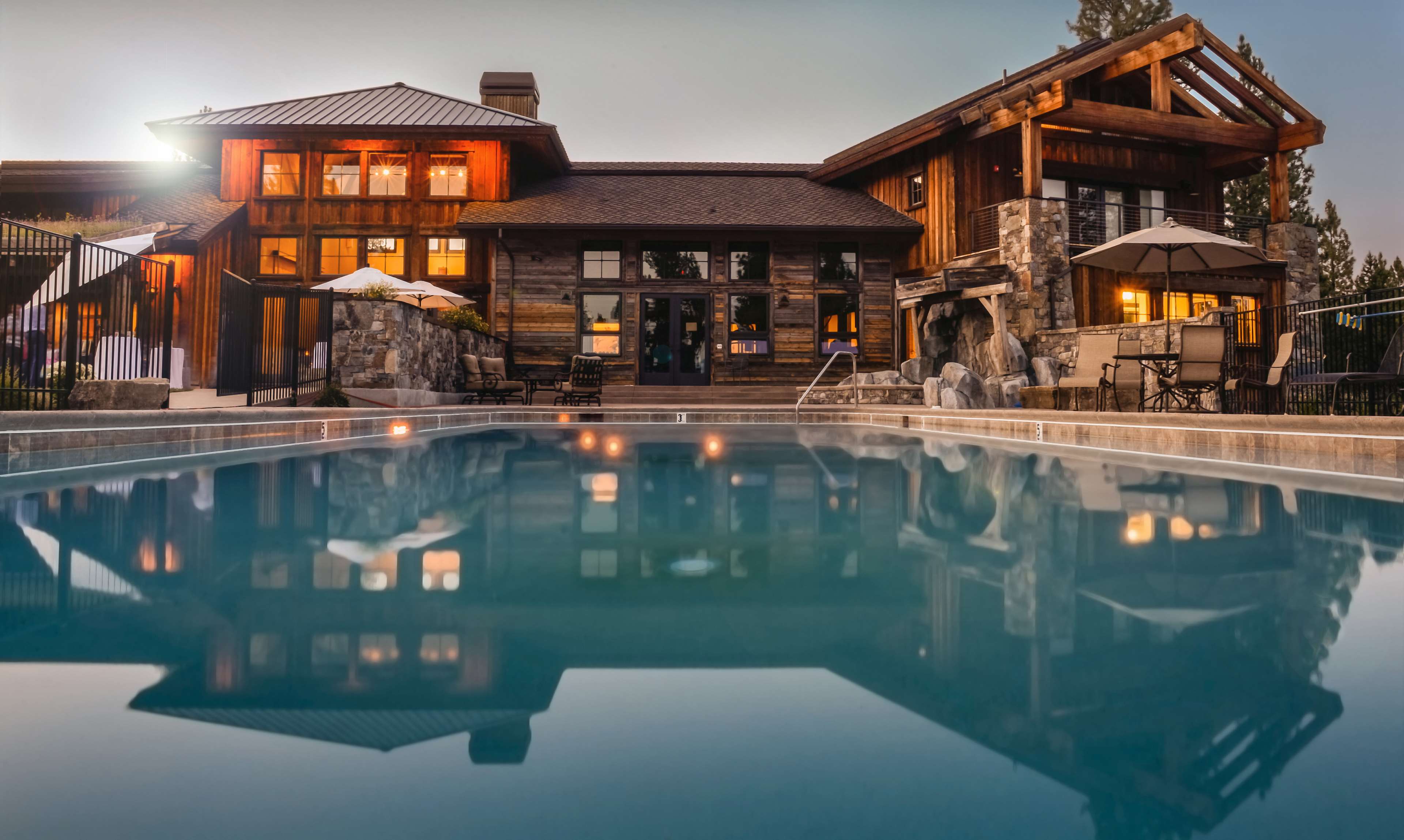Luxury house with swimming pool and reflection HD Wallpaper