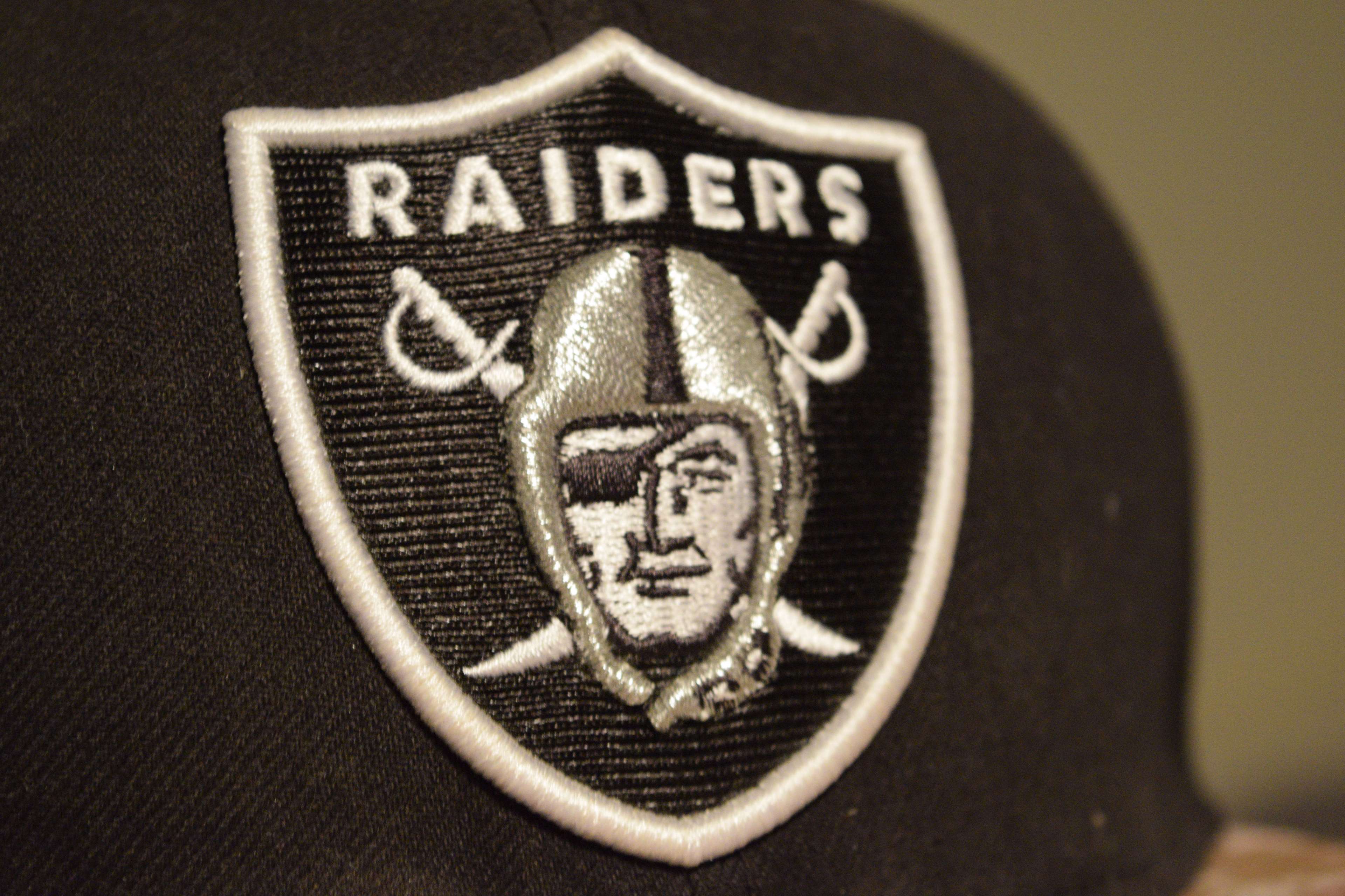 Oakland Raiders hat with logo HD Wallpaper
