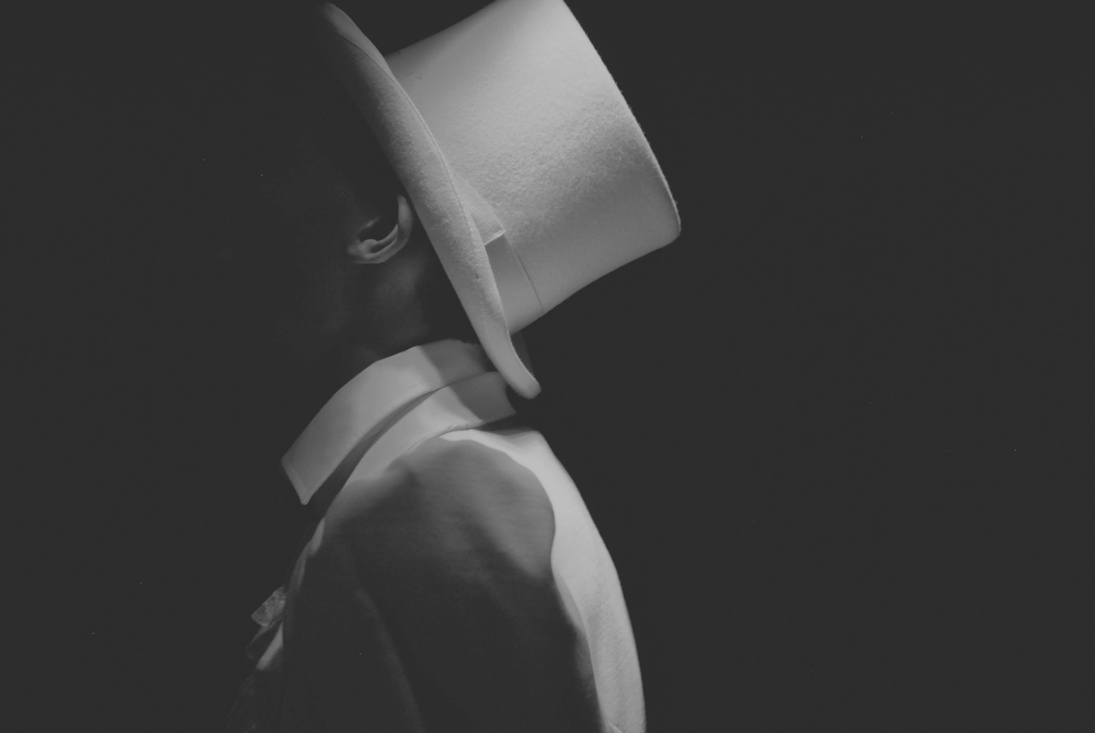 Man in top hat and suit in shadow HD Wallpaper