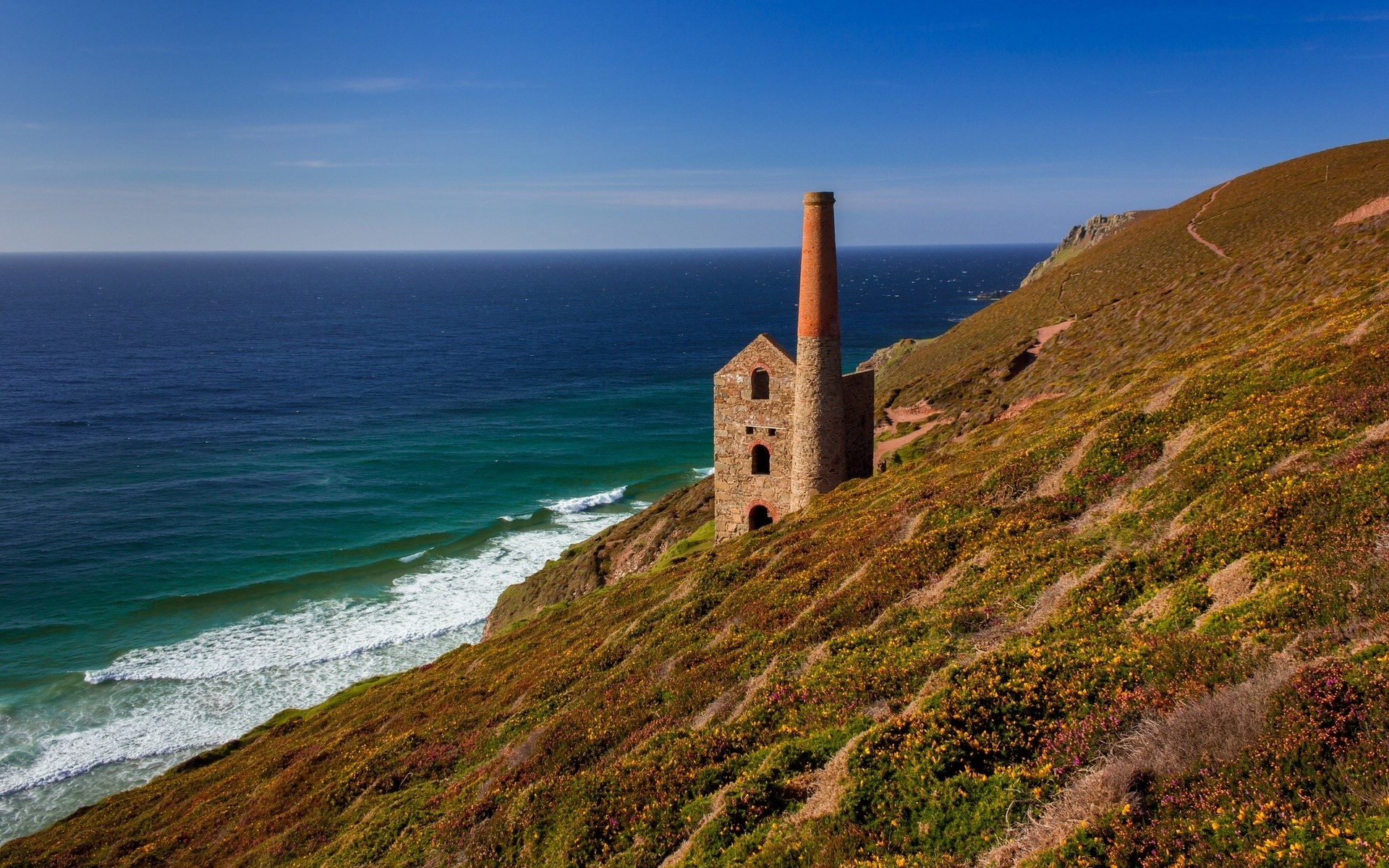 Ruined engine house on a cliff overlooking the sea HD Wallpaper