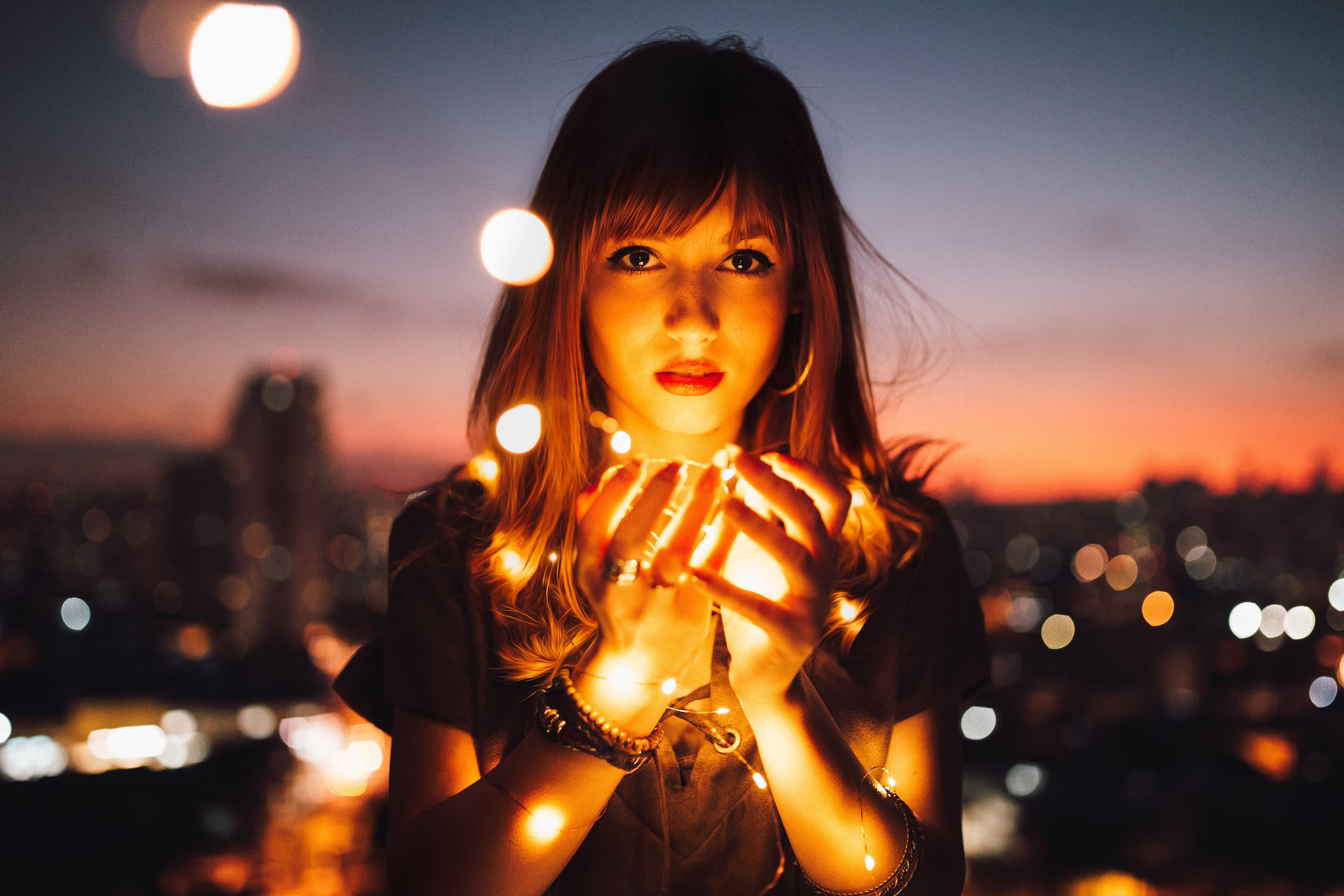 Girl holding fairy lights at dusk HD Wallpaper