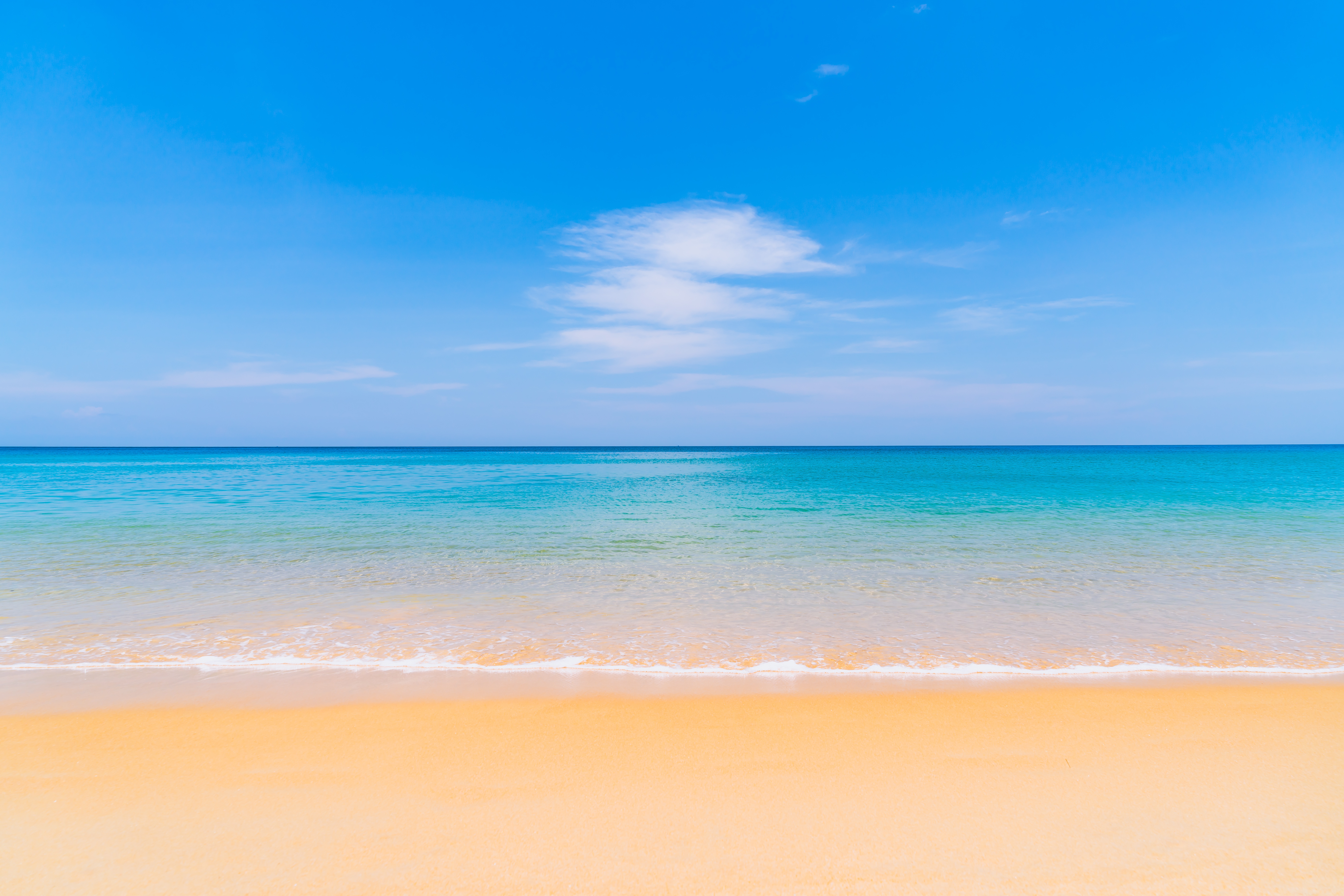 Ocean horizon with blue sky and sandy beach HD Wallpaper