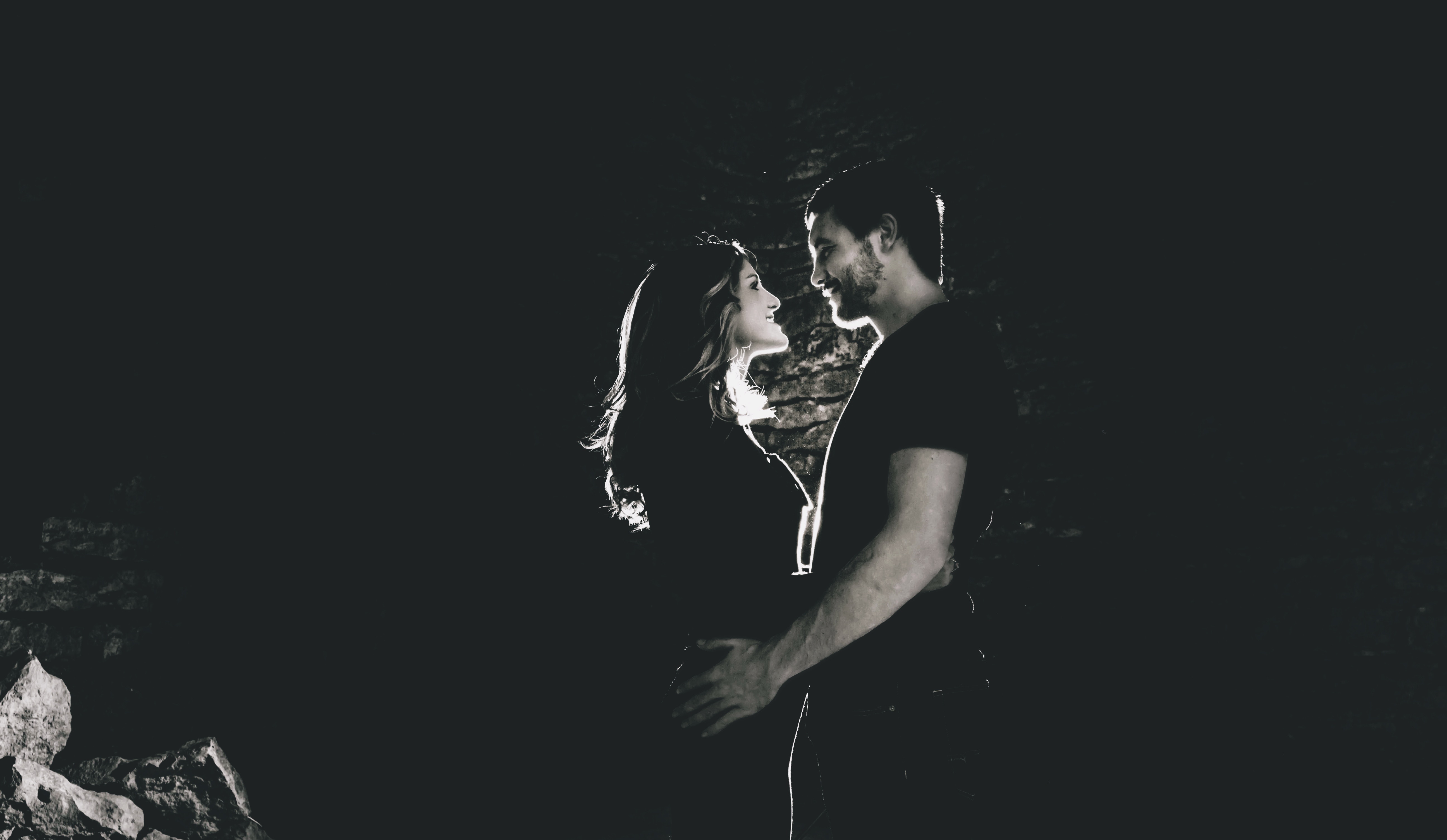 Young couple embracing in the dark HD Wallpaper
