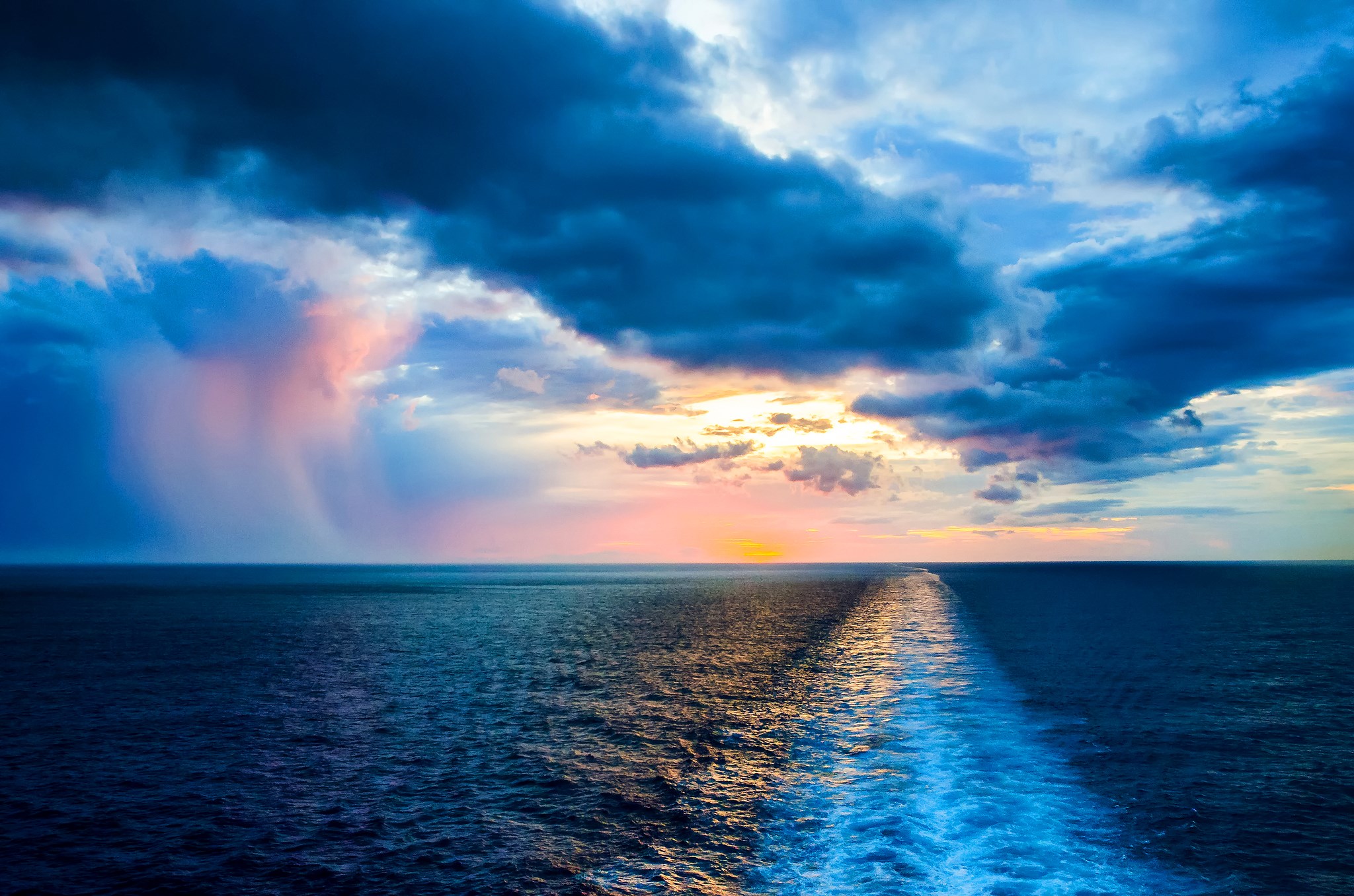 Ocean waves and dramatic sunset clouds HD Wallpaper