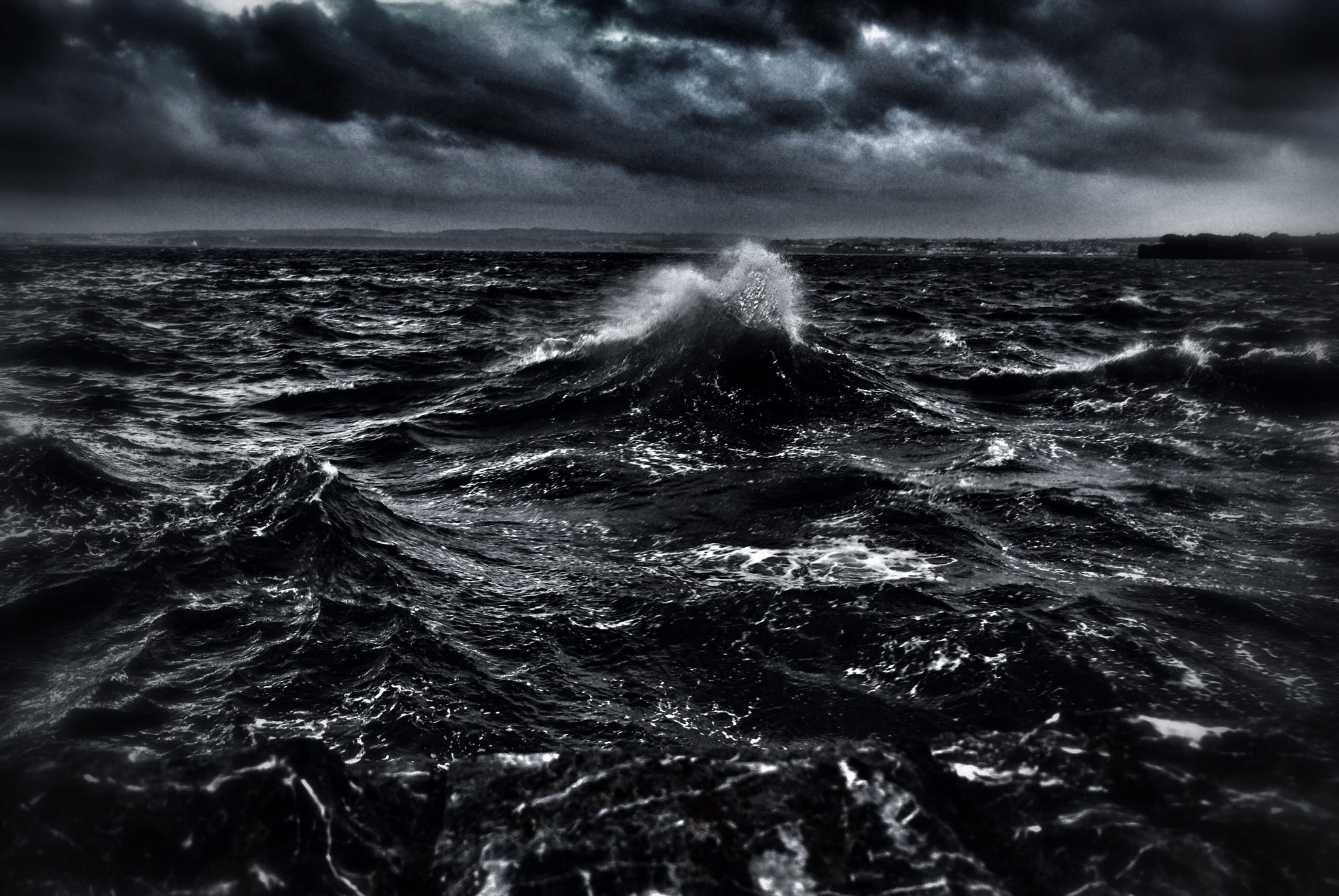 Dark stormy ocean waves crashing HD Wallpaper