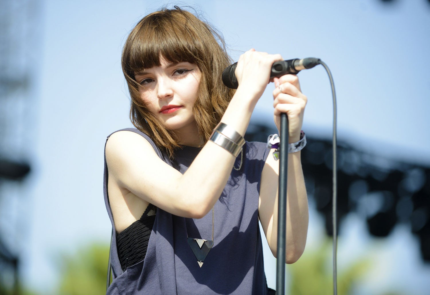 Lauren Mayberry singing into a microphone HD Wallpaper